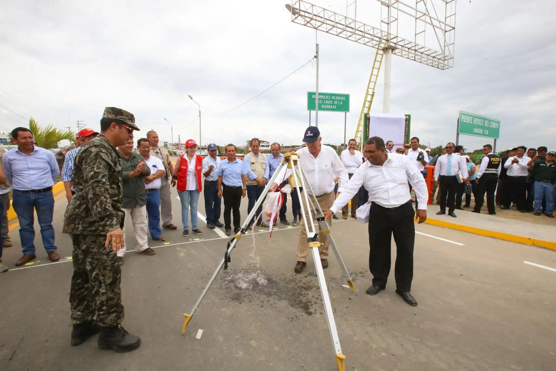 TUMBES PERÚ - FEBRERO 02. El Presidente de la República, Pedro Pablo Kuczynski, inaugura nuevo tramo del puente Héroes del Cenepa en la región Tumbes. Foto: ANDINA/Prensa Presidencia