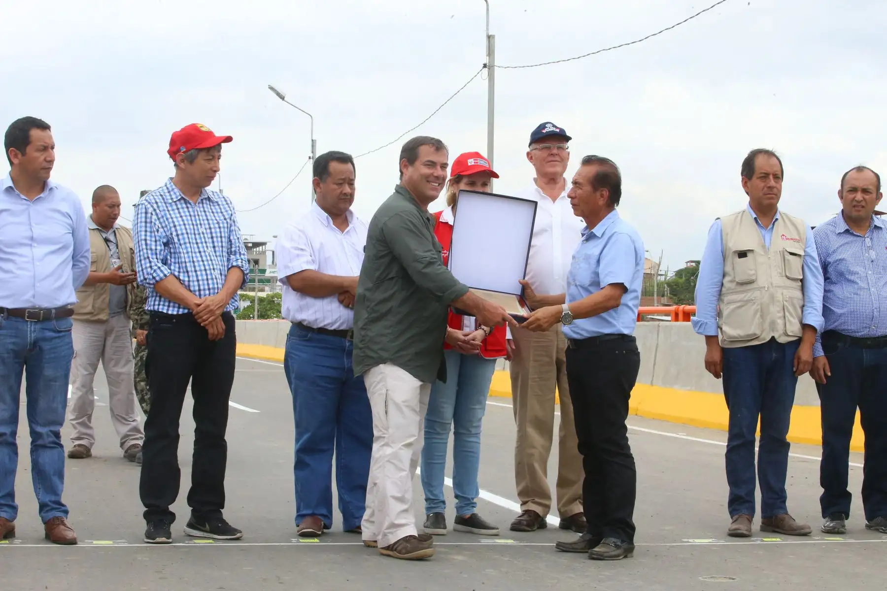 TUMBES PERÚ - FEBRERO 02. El Presidente de la República, Pedro Pablo Kuczynski, inaugura nuevo tramo del puente Héroes del Cenepa en la región Tumbes. Foto: ANDINA/Prensa Presidencia