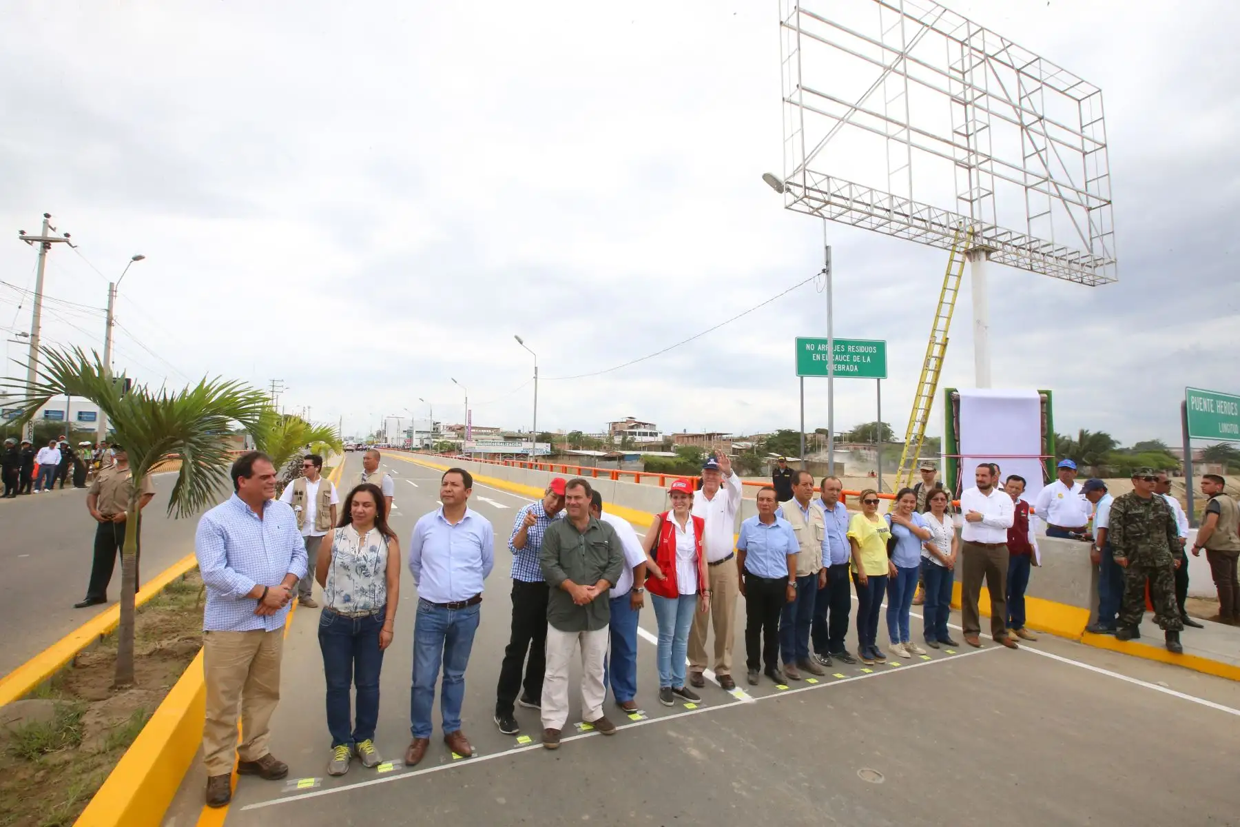 TUMBES PERÚ - FEBRERO 02. El Presidente de la República, Pedro Pablo Kuczynski, inaugura nuevo tramo del puente Héroes del Cenepa en la región Tumbes. Foto: ANDINA/Prensa Presidencia