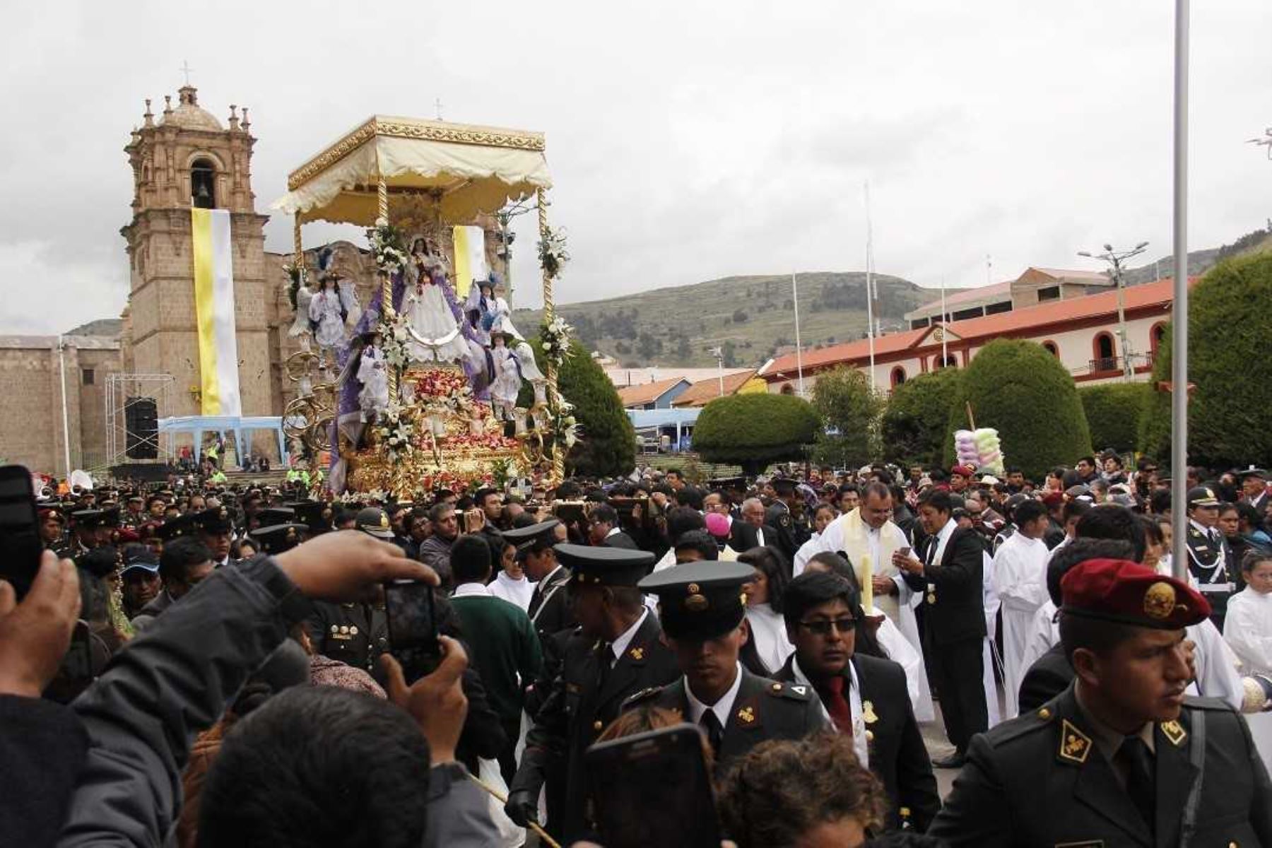 Cientos de fieles de Puno participan de procesión de la Virgen de la Candelaria. ANDINA