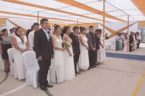 Internos del penal Cambio Puente, en Chimbote, región Áncash, formalizaron su condición conyugal en un matrimonio organizado por el Instituto Nacional Penitencario (Inpe), en una particular ceremonia que se realizó al interior de este recinto carcelario.