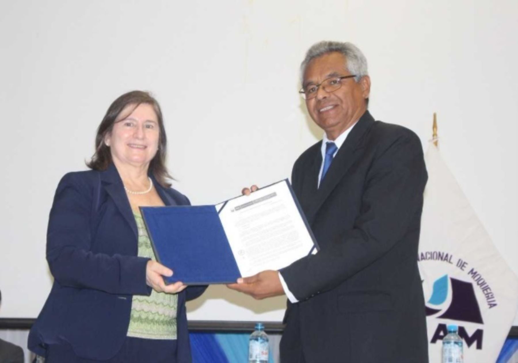 La jefa de la Superintendencia Nacional de Educación Superior Universitaria (Sunedu), Lorena Masías Quiroga, entregó la resolución de Licenciamiento Institucional a la Universidad Nacional de Moquegua.
