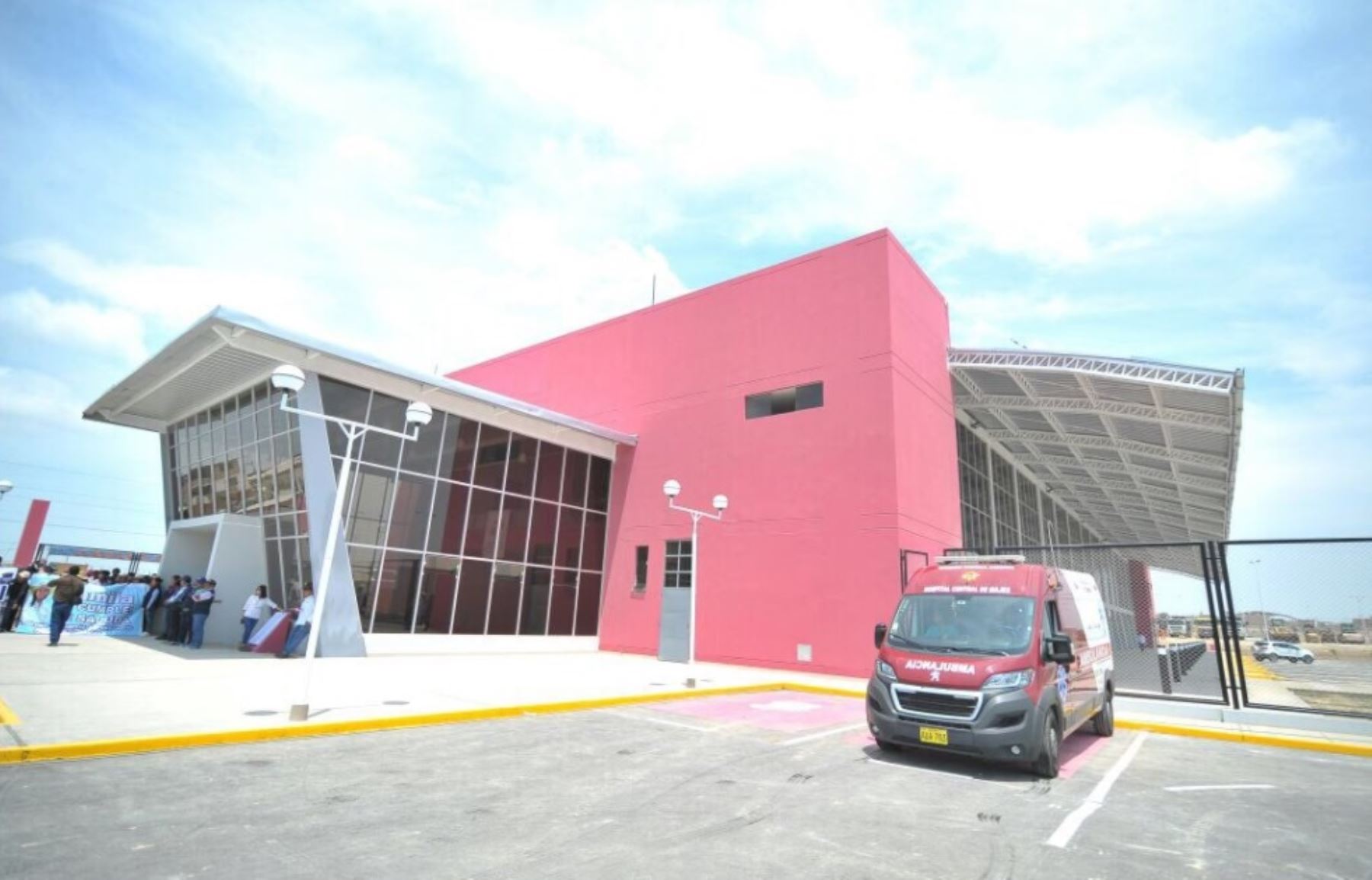 La gobernadora regional de Arequipa, Yamila Osorio, inauguró hoy el nuevo y moderno terminal para el transporte terrestre interprovincial en la ciudad de Majes, provincia de Caylloma, que permitirá una eficiente prestación del servicio de embarque y desembarque de pasajeros y carga en esa jurisdicción.