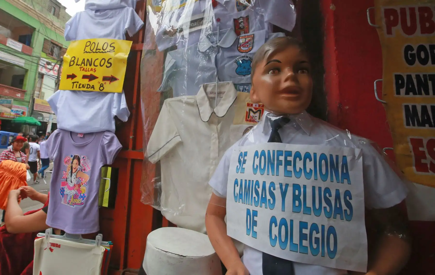 LIMA-PERÚ-FEBRERO-03. Venta de uniformes por campaña escolar en centro comercial de gamarra. Foto: ANDINA/Jhony Laurente