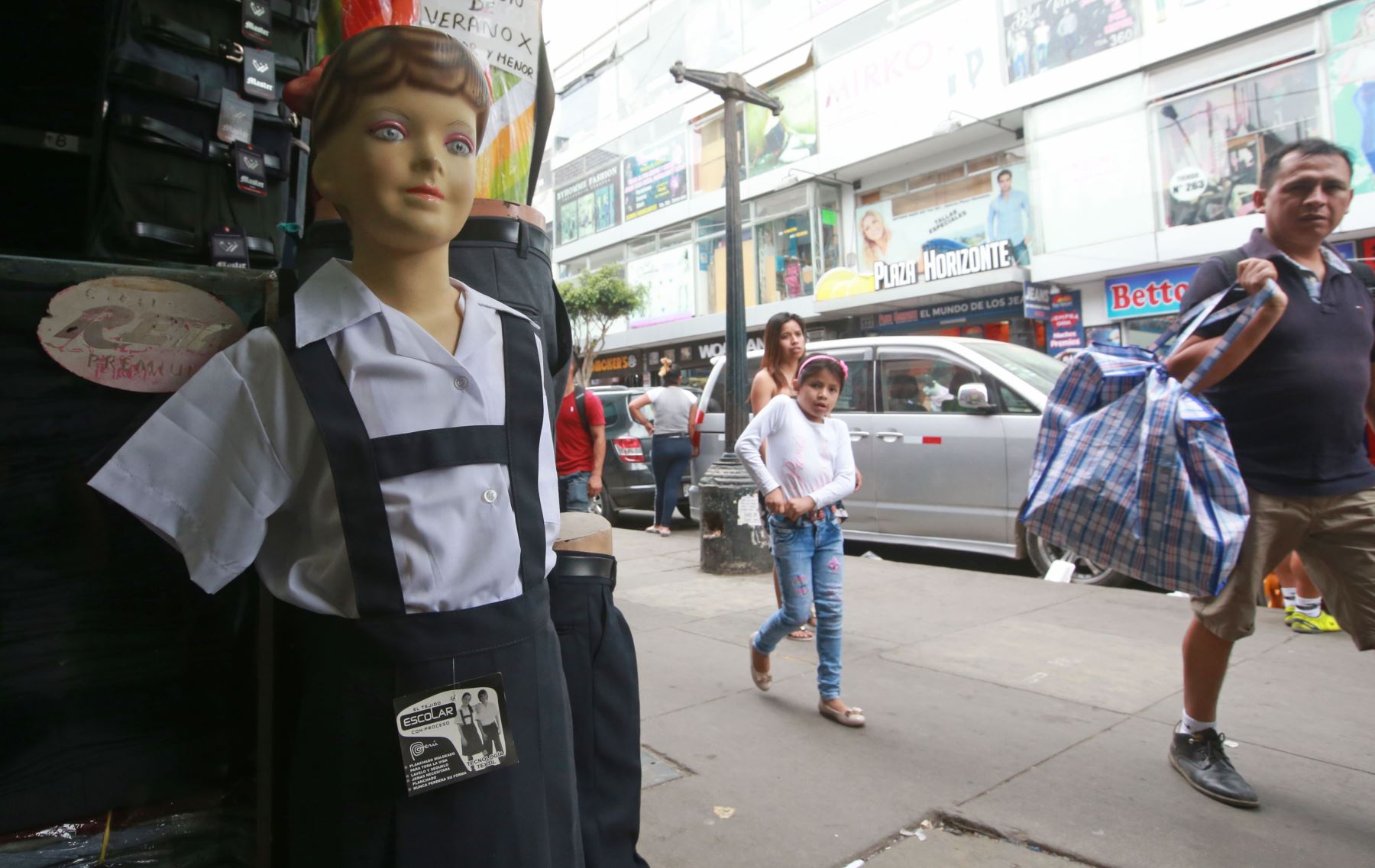 Alrededores animación empeñar Compra uniformes escolares en Gamarra desde 35 soles | Noticias | Agencia  Peruana de Noticias Andina