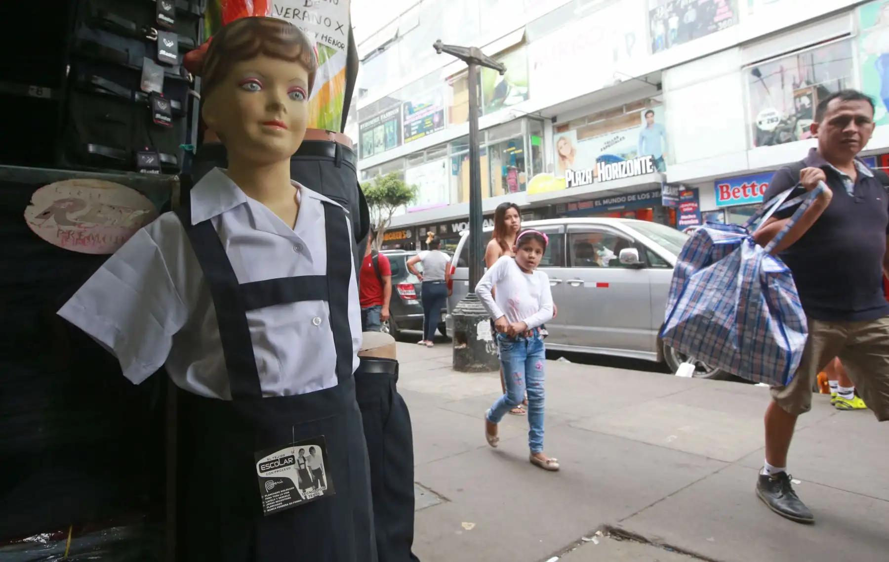Uniformes escolares en Gamarra desde 35 soles. ANDINA/Jhony Laurente