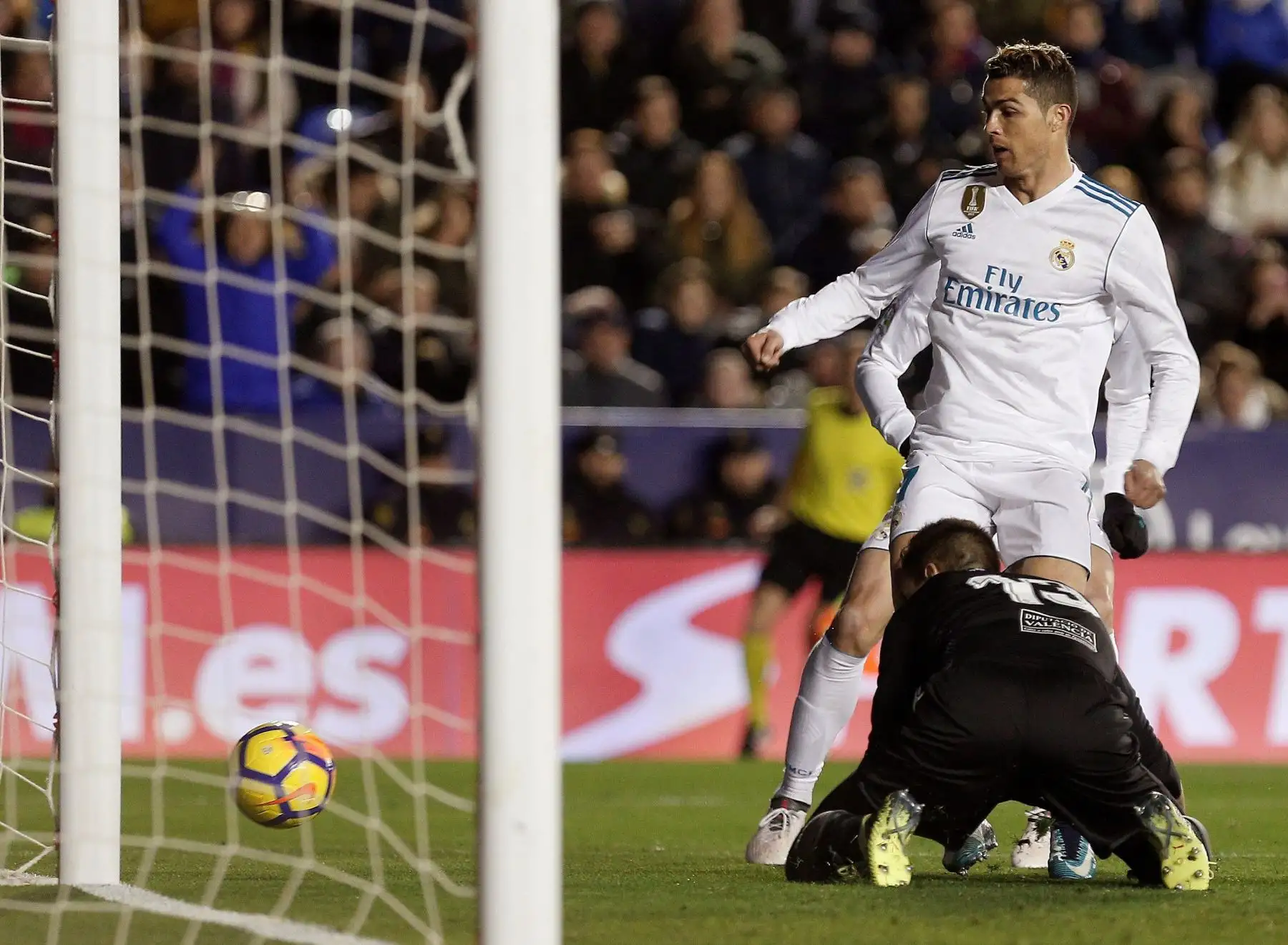 Parido de fútbol de la liga española entre el Levante UD y el Real Madrid CF en el estadio Ciutat de Valencia.Foto:EFE