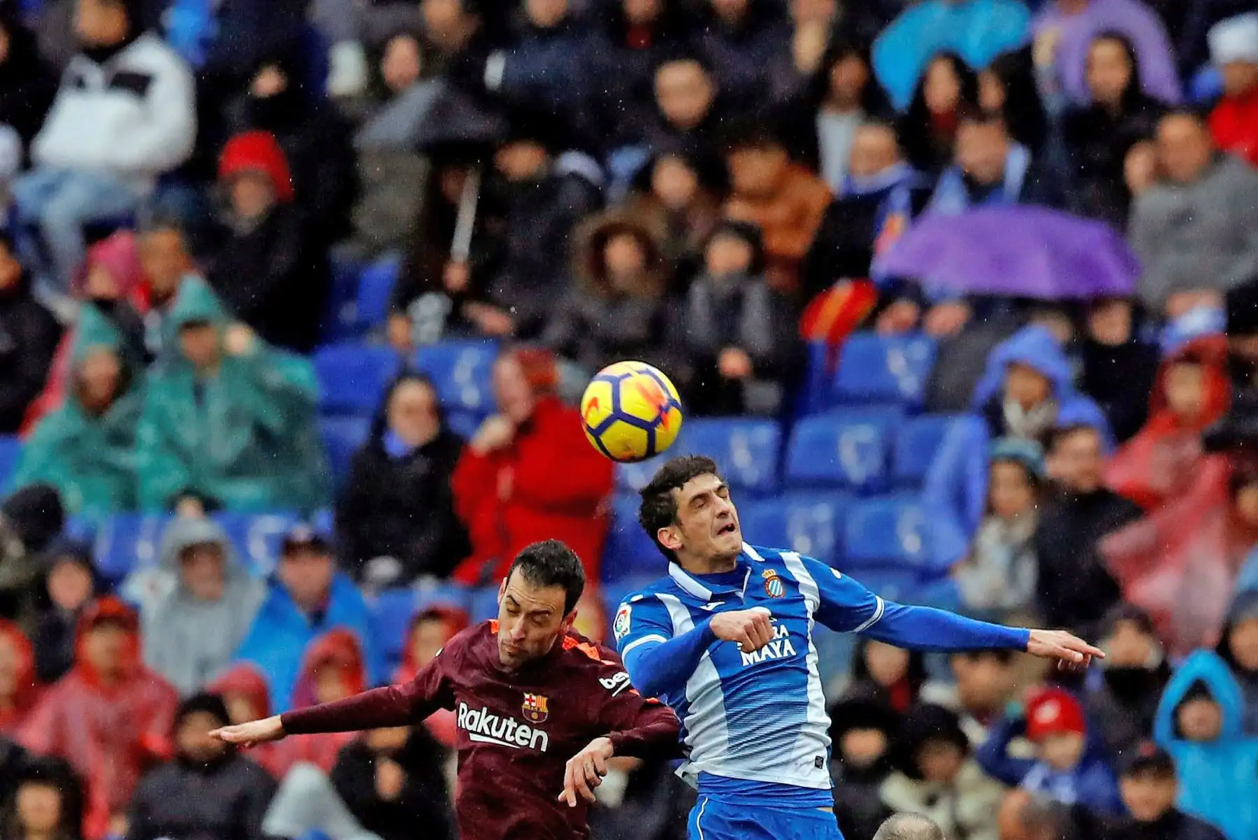 Partido de fútbol de la liga española entre RCD Espanyol y FC Barcelona.Foto: EFE