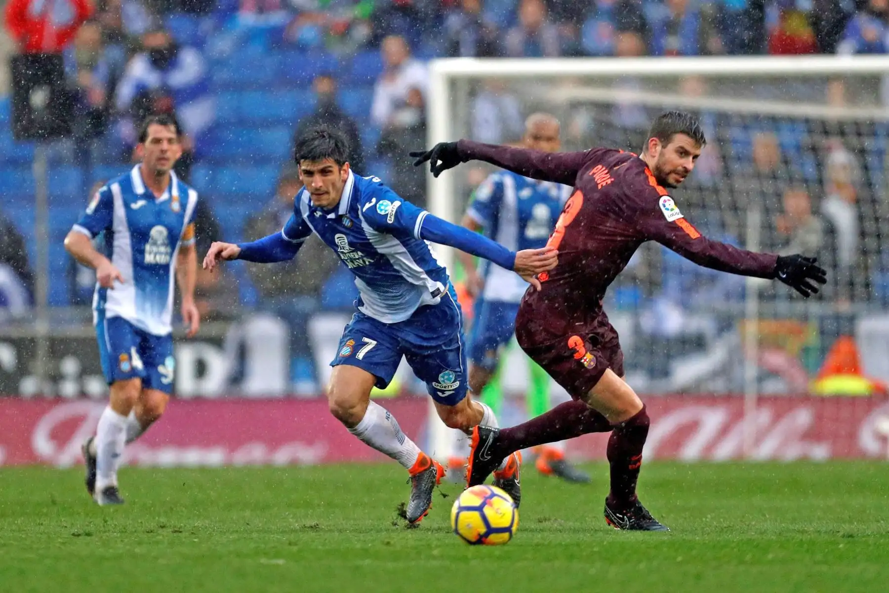 Partido de fútbol de la liga española entre RCD Espanyol y FC Barcelona.Foto: EFE