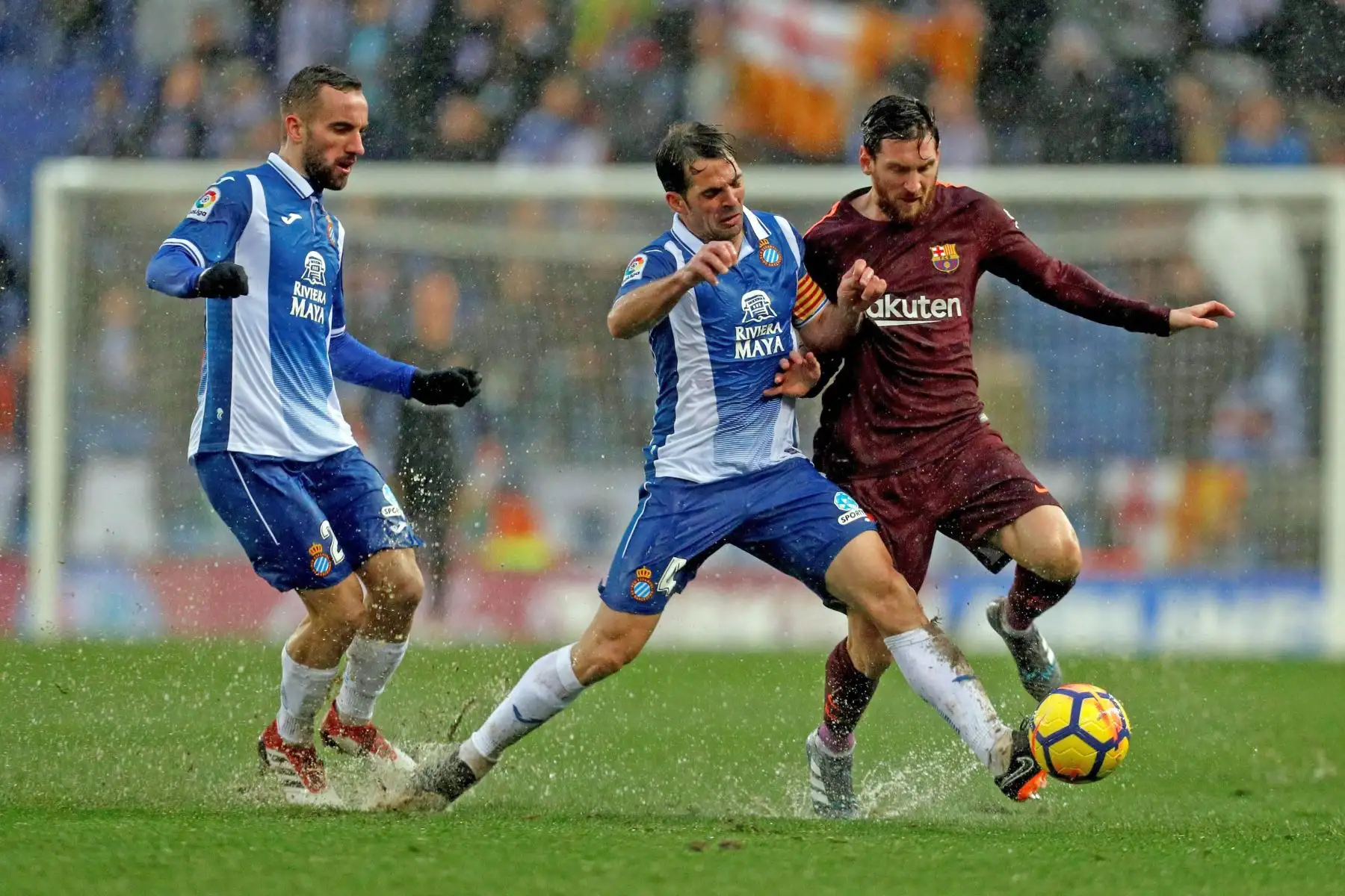 Partido de fútbol de la liga española entre RCD Espanyol y FC Barcelona.Foto: EFE