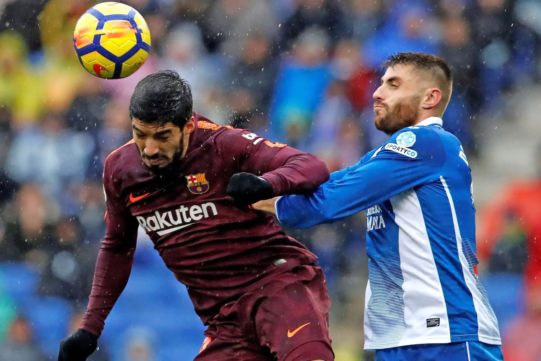 Partido de fútbol de la liga española entre RCD Espanyol y FC Barcelona.Foto: EFE