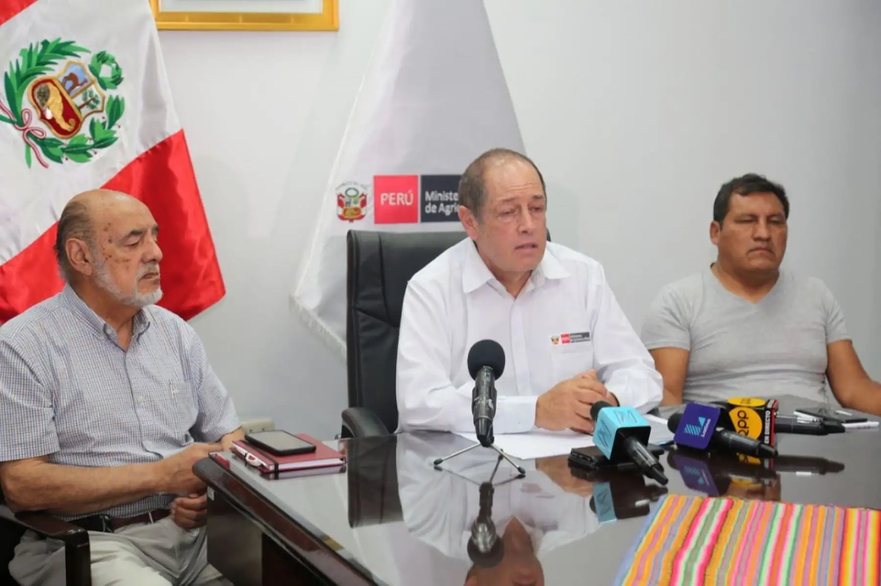 Viceministro de Políticas Agrarias, Juan Risi Carbone (al centro) busca solución a sobreoferta de papa con productores. Foto: Cortesía Minagri.