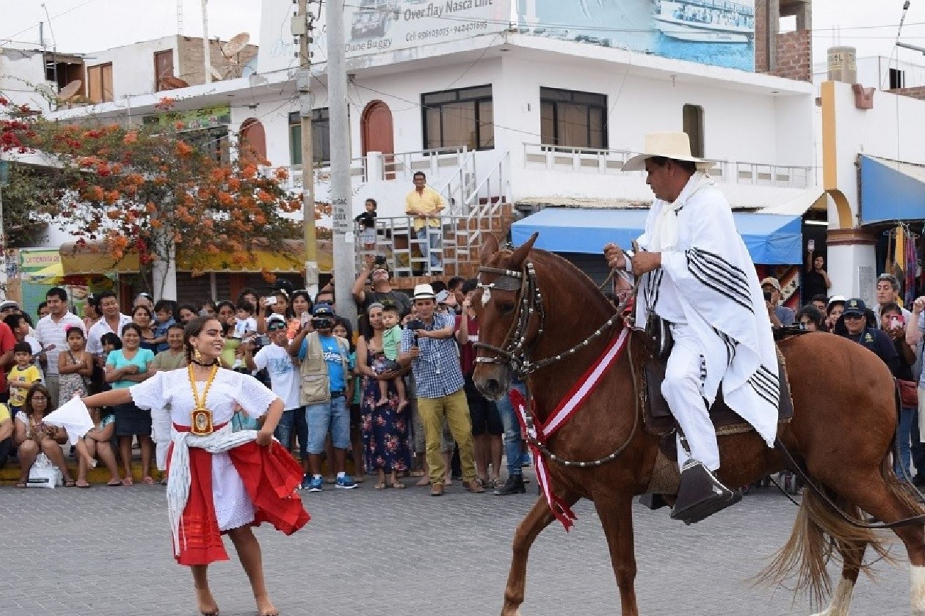 En Paracas se celebró el Día del Pisco Sour con danzas y música criolla, así como con espectáculos de caballos de paso.