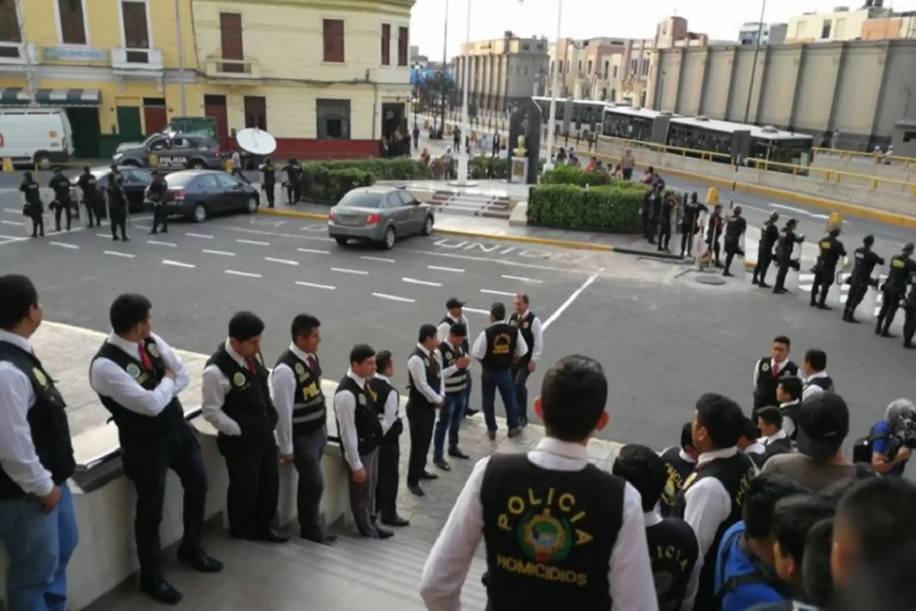 En sede de Dirincri esperan a presunto asesino de niña de 11 años en San Juan de Lurigancho. Foto: Eddy Ramos
