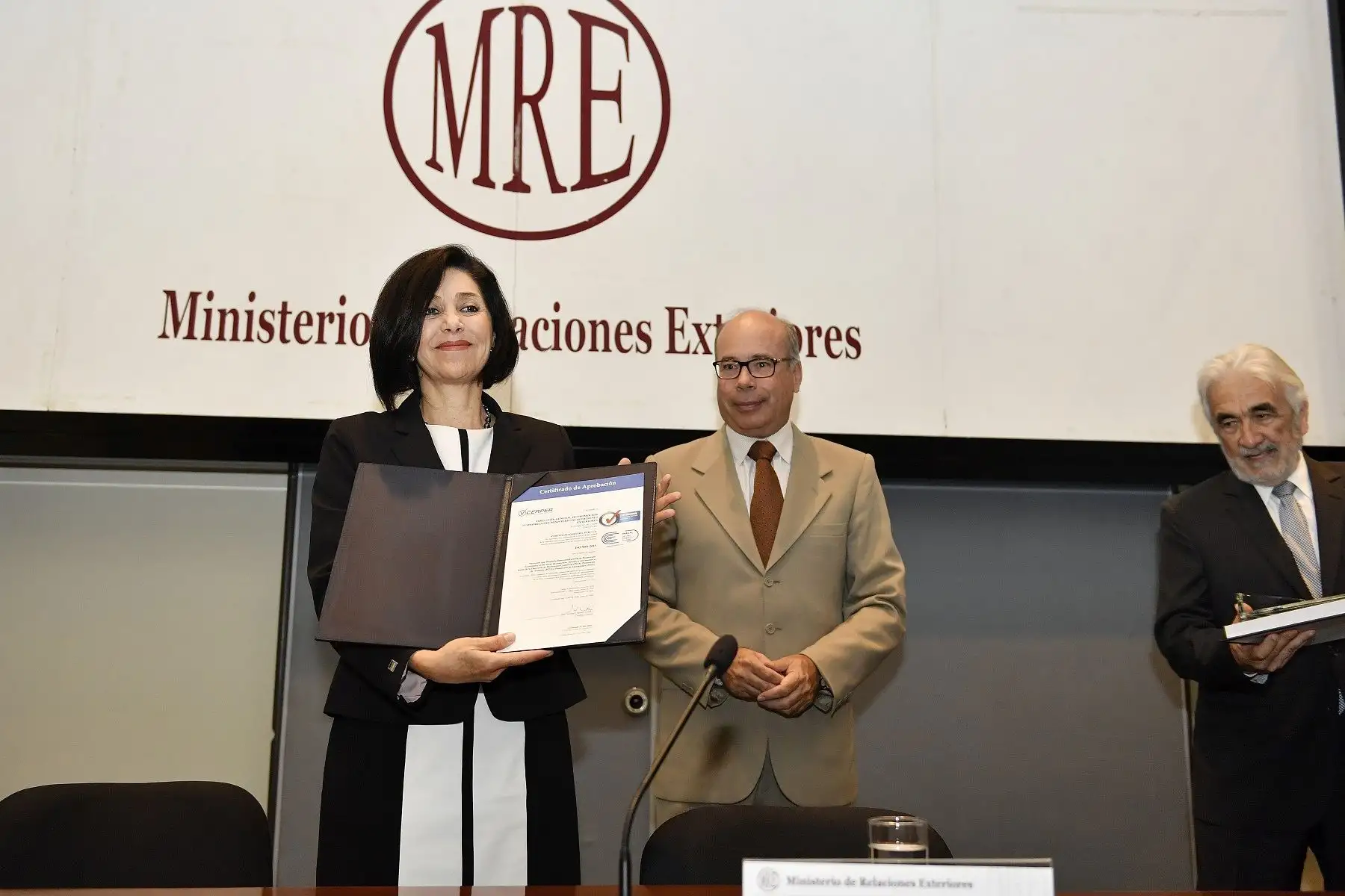 Embajadora Silvia Alfaro, directora de la Dirección de Promoción Económica del Ministerio de Relaciones Exteriores, al recibir la certificación ISO 9001.