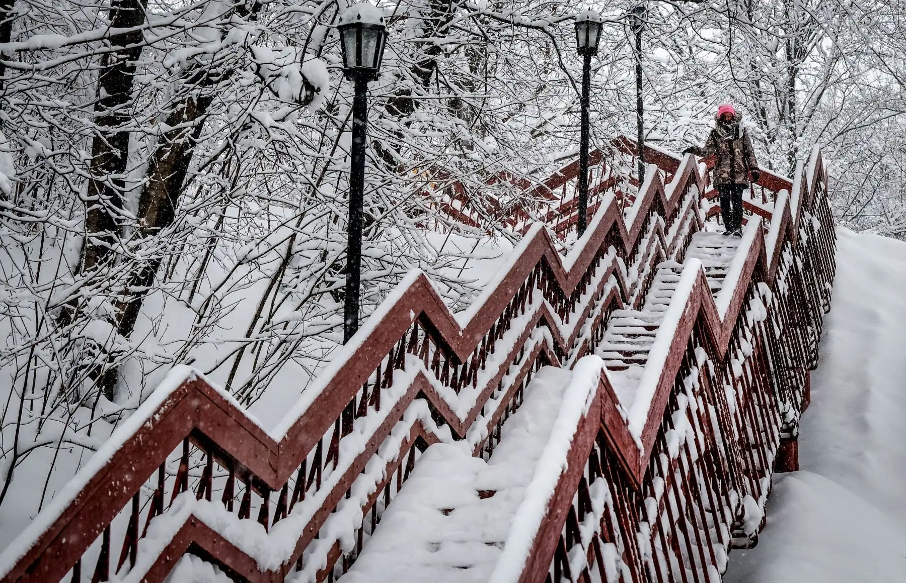 Una mujer baja las escaleras durante una nevada en Moscú. Foto: AFP