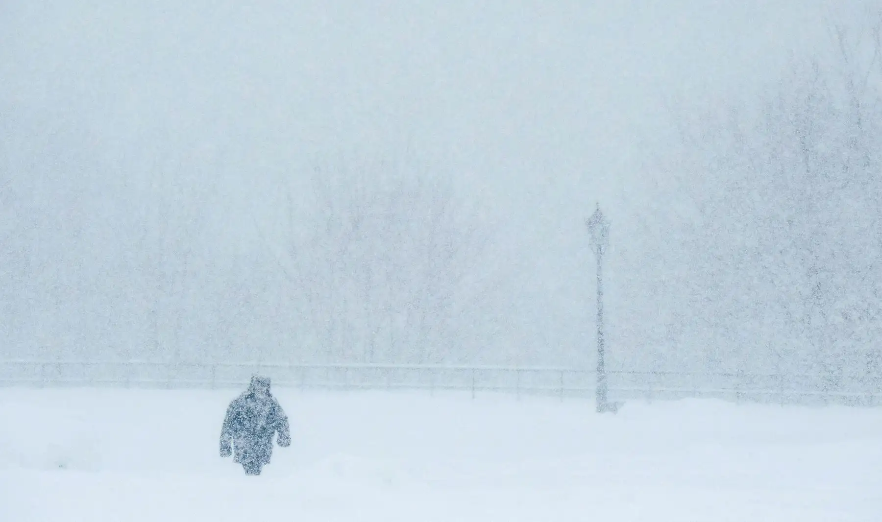Un hombre camina durante una fuerte nevada en Moscú. Foto: AFP