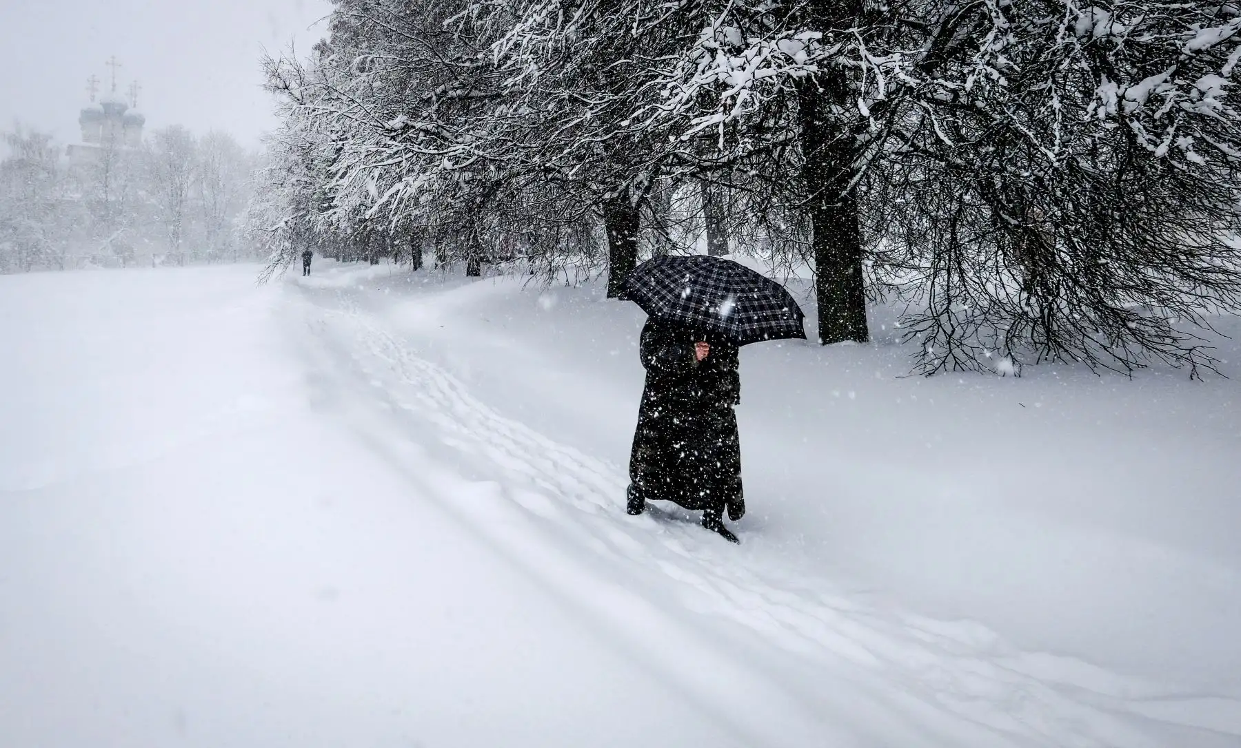 Un hombre camina durante una fuerte nevada en Moscú. Foto: AFP