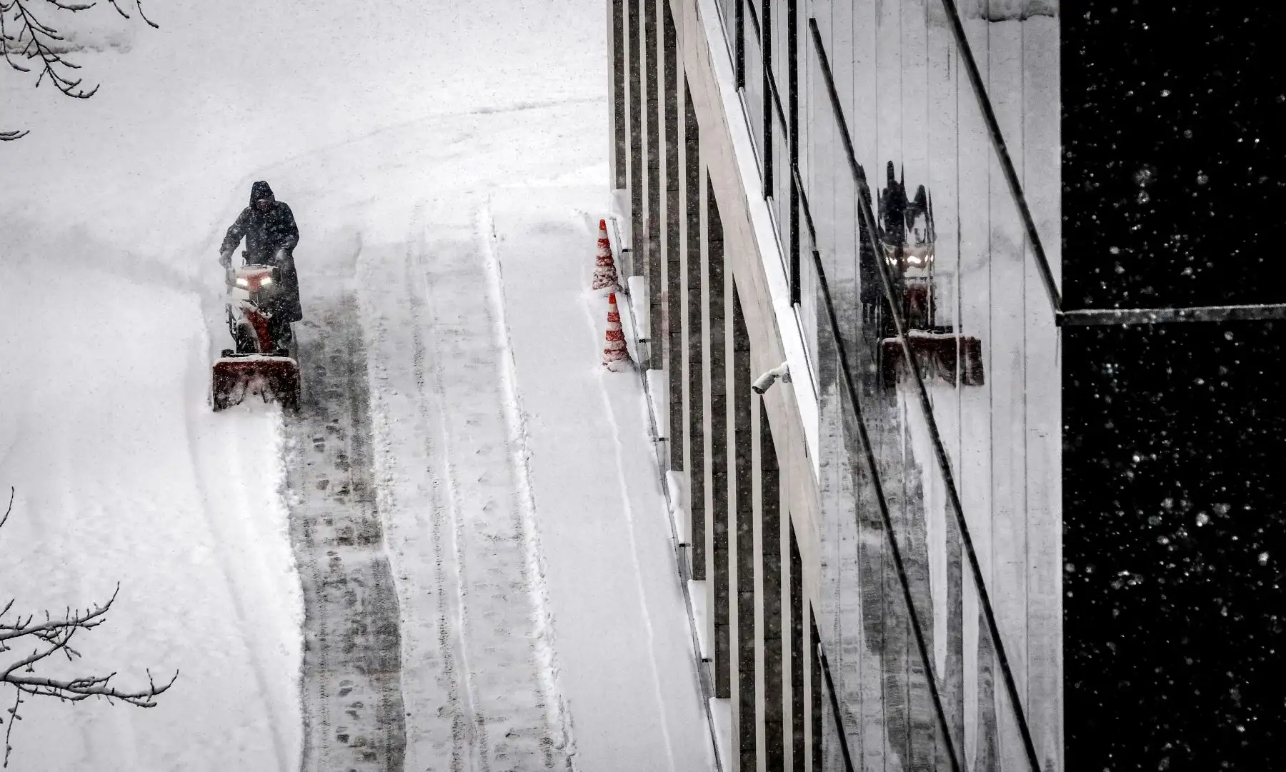 Un trabajador municipal limpia una calle en Moscú. Foto: AFP