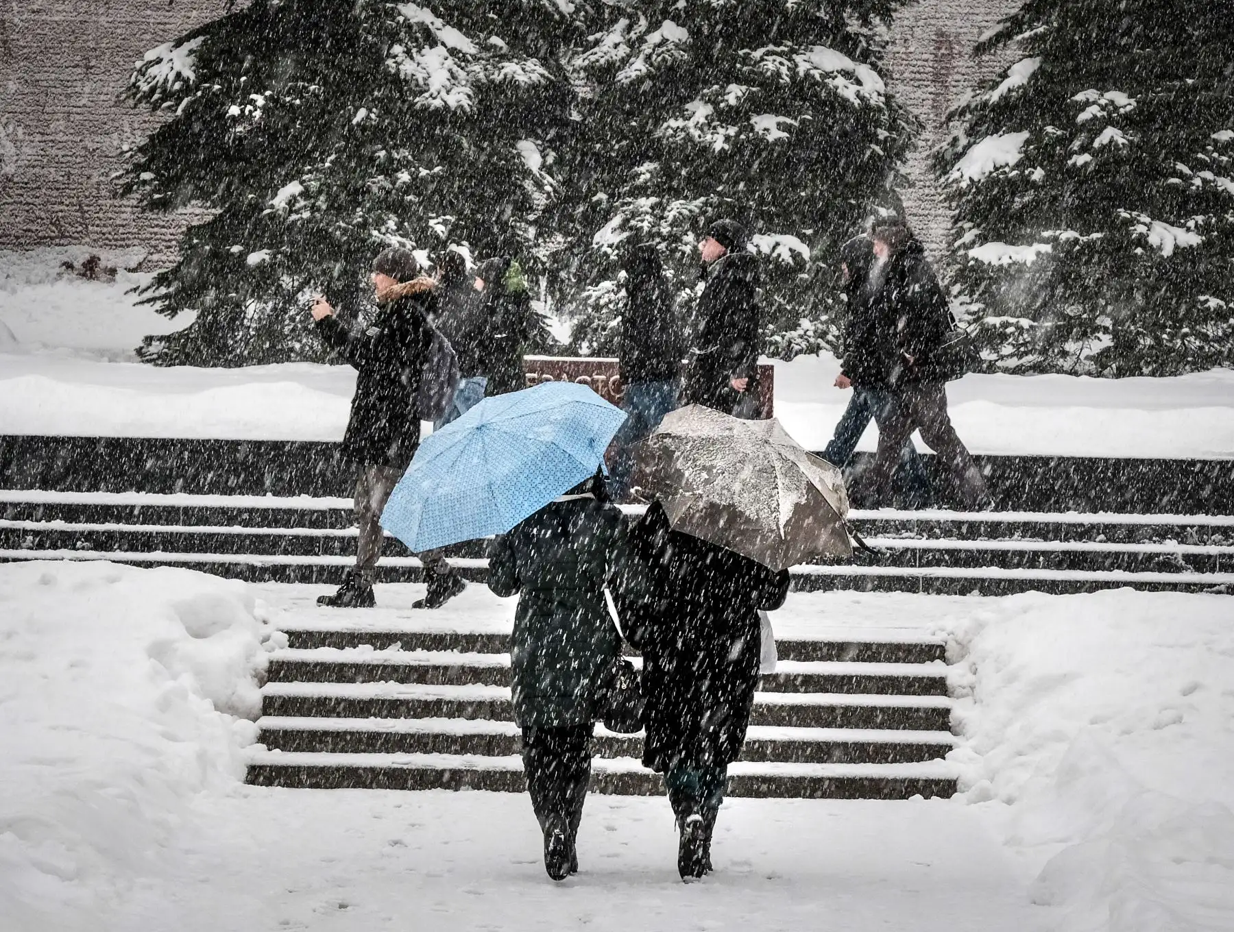 Personas caminan con paraguas durante una nevada  Moscú. Foto: AFP