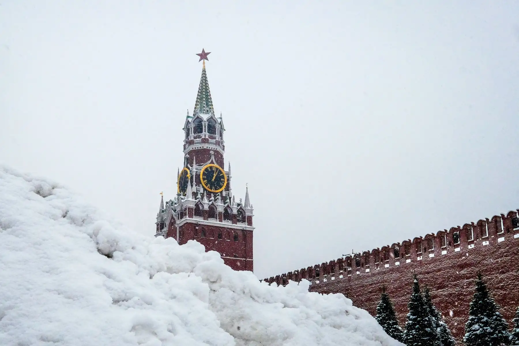 Fuerte nevada se observa en el Kremlin, Moscú. Foto: AFP