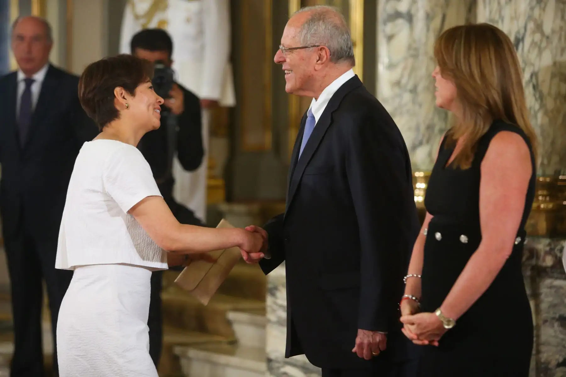 El presidente de la República, Pedro Pablo Kuczynski, recibe el saludo del Cuerpo Diplomático acreditado en el Perú. Foto: ANDINA/ Prensa Presidencia