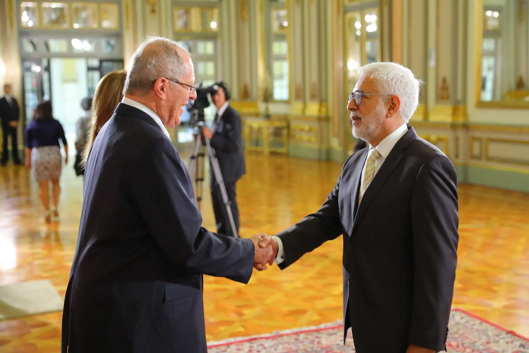 El presidente de la República, Pedro Pablo Kuczynski, recibe el saludo del Cuerpo Diplomático acreditado en el Perú. Foto: ANDINA/ Prensa Presidencia
