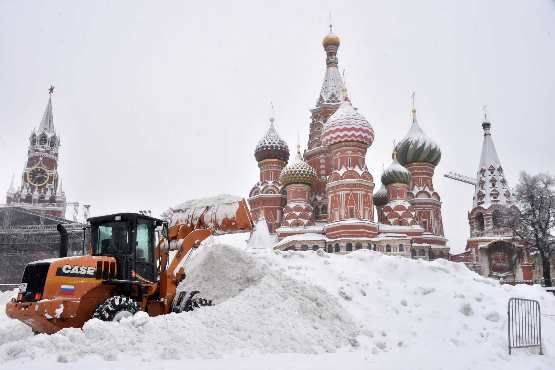 Nieve en la Plaza Roja. Foto: AFP