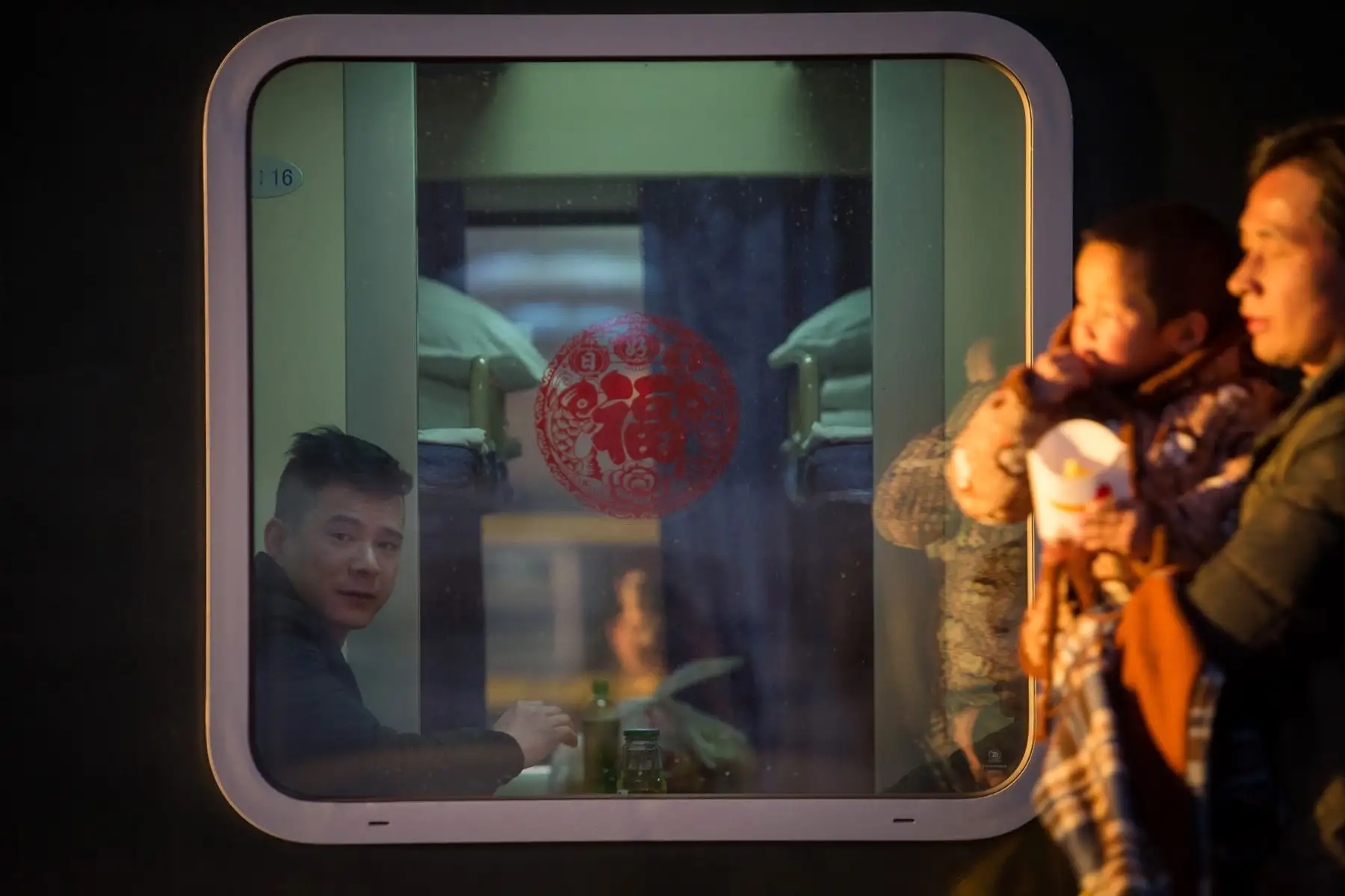 Pasajeros chinos viajan en tren por el Año Nuevo Lunar en Shanghai. Foto: AFP