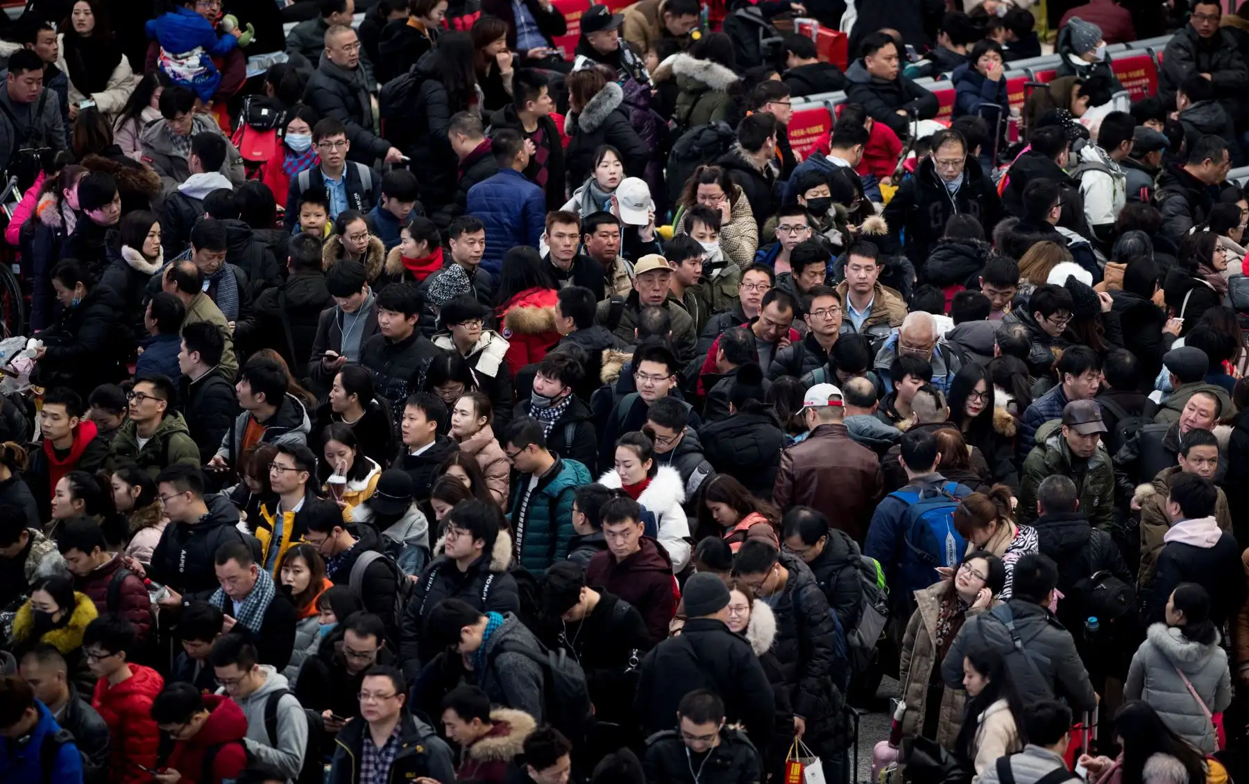 Pasajeros chinos viajan en tren por el Año Nuevo Lunar en Shanghai. Foto: AFP