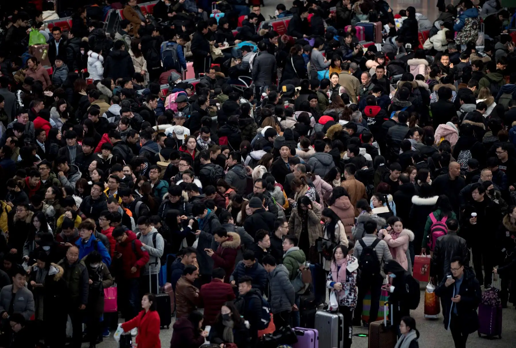 Pasajeros chinos viajan en tren por el Año Nuevo Lunar en Shanghai. Foto: AFP