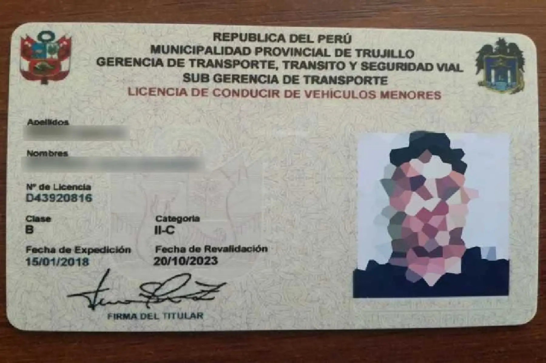 Licencias digitales de seguridad cuenta con codificación de barras y QR, holograma personalizado y microtexto de seguridad.