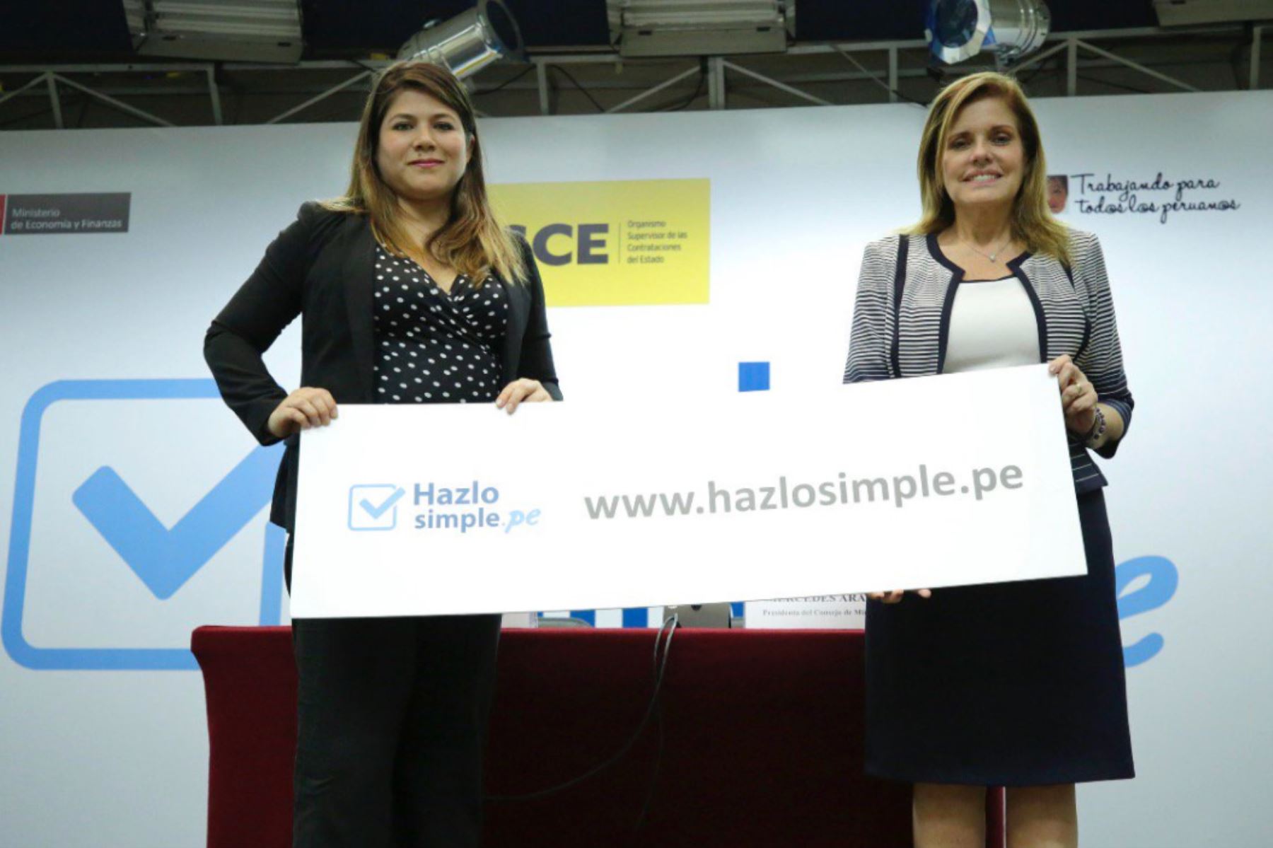 Mercedes Araoz Fernández y la presidenta del OSCE, Blythe Muro, presentan la página web Hazlosimple.pe.