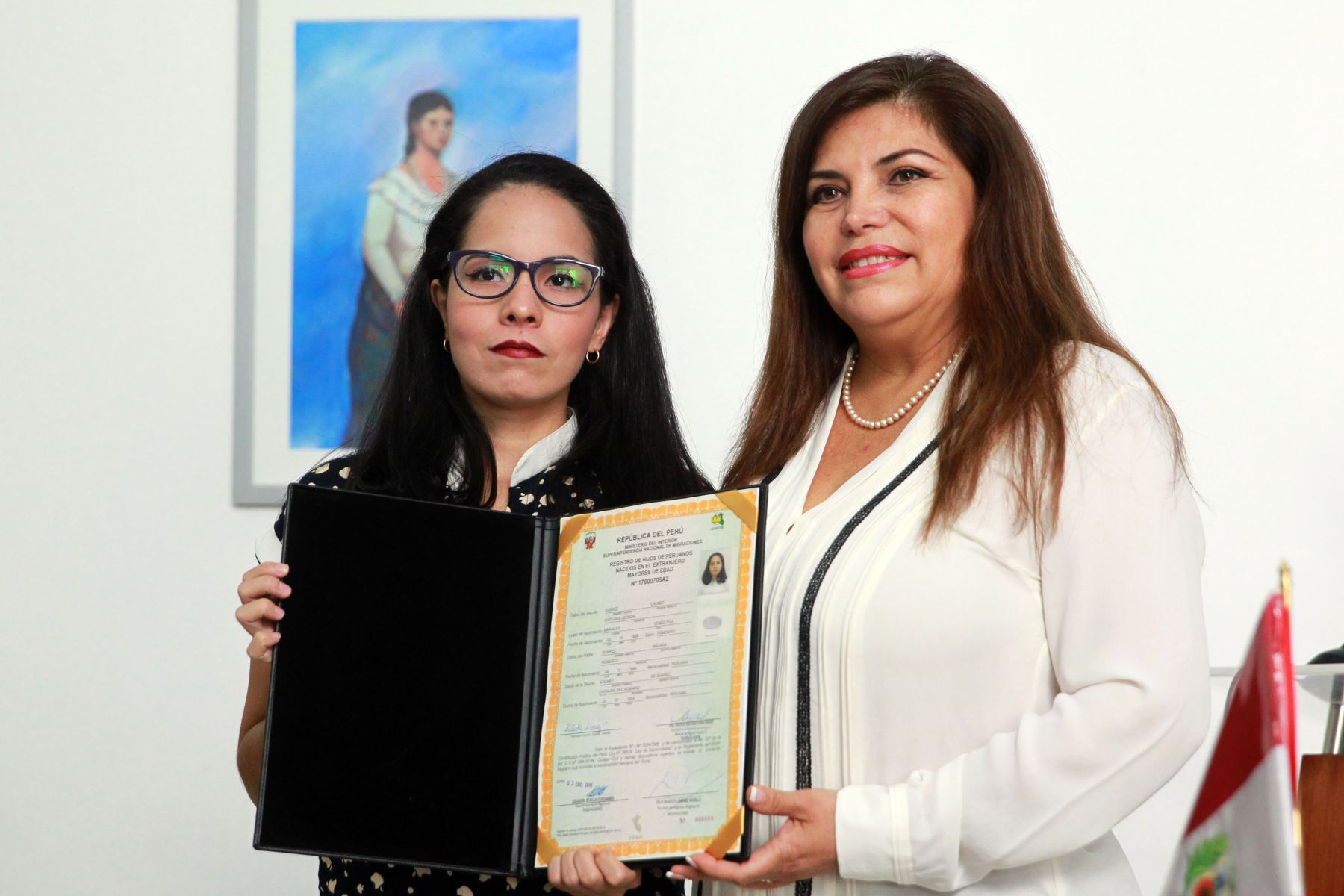 LIMA-PERÚ-FEBRERO-06. Ceremonia de Nacionalizacion de Nuevos Ciudadanos Peruanos  Katiuska Suares de Venezuela recibe su certificado. Foto: ANDINA/Dante Zegarra
