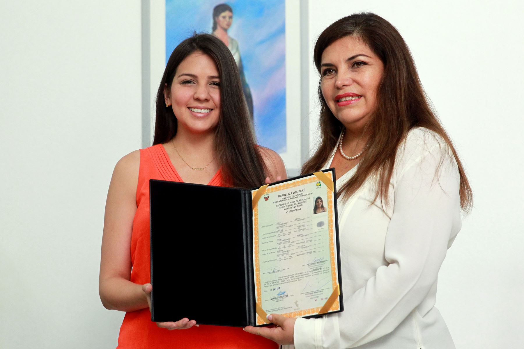 LIMA-PERÚ-FEBRERO-06. Ceremonia de Nacionalizacion de Nuevos Ciudadanos Peruanos  Dayan Cerna de Venezuela recibe su certificado. Foto: ANDINA/Dante Zegarra