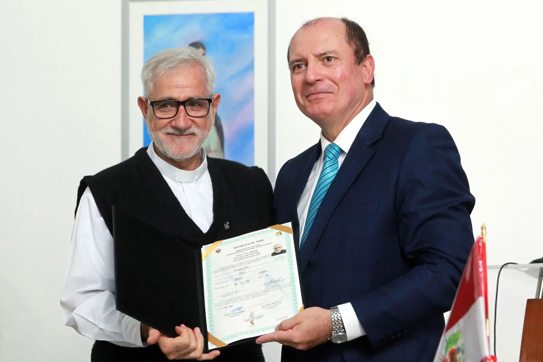 LIMA-PERÚ-FEBRERO-06. Ceremonia de Nacionalizacion de Nuevos Ciudadanos Peruanos Jesus Salazar de España recibe su certificado. Foto: ANDINA/Dante Zegarra