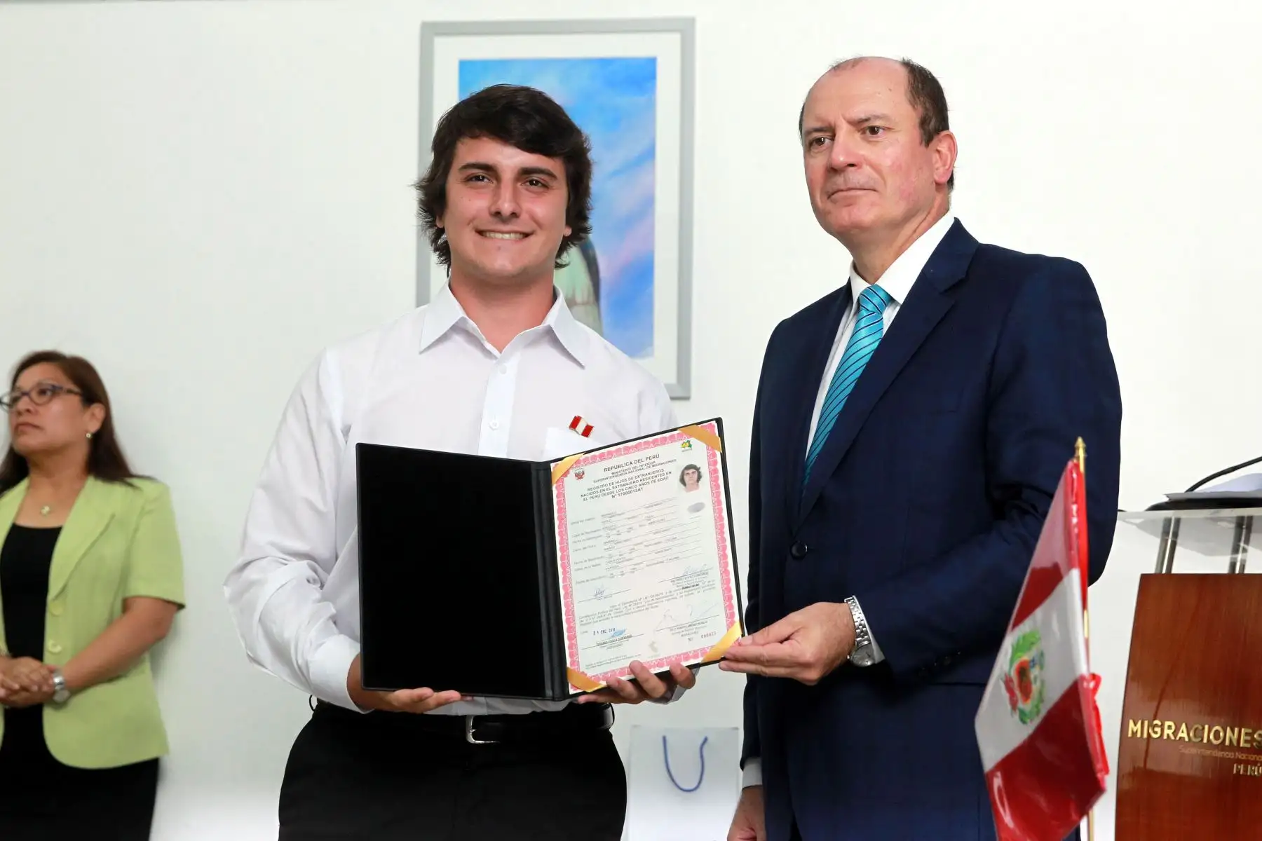 LIMA-PERÚ-FEBRERO-06. Ceremonia de Nacionalizacion de Nuevos Ciudadanos Peruanos  Paolo Marinelli de Italia recibe su certificado. Foto: ANDINA/Dante Zegarra