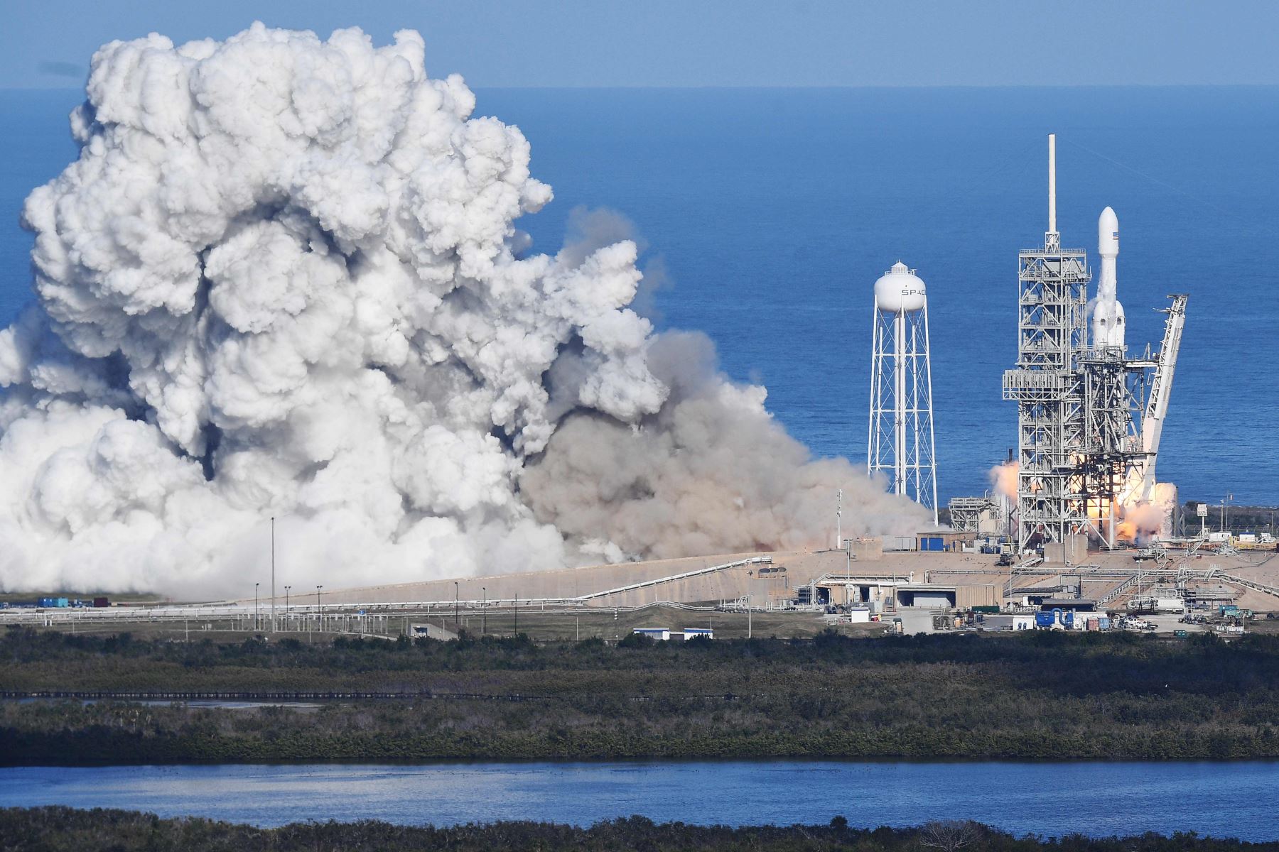 Lanzamiento del Falcon Heavy. Foto: AFP