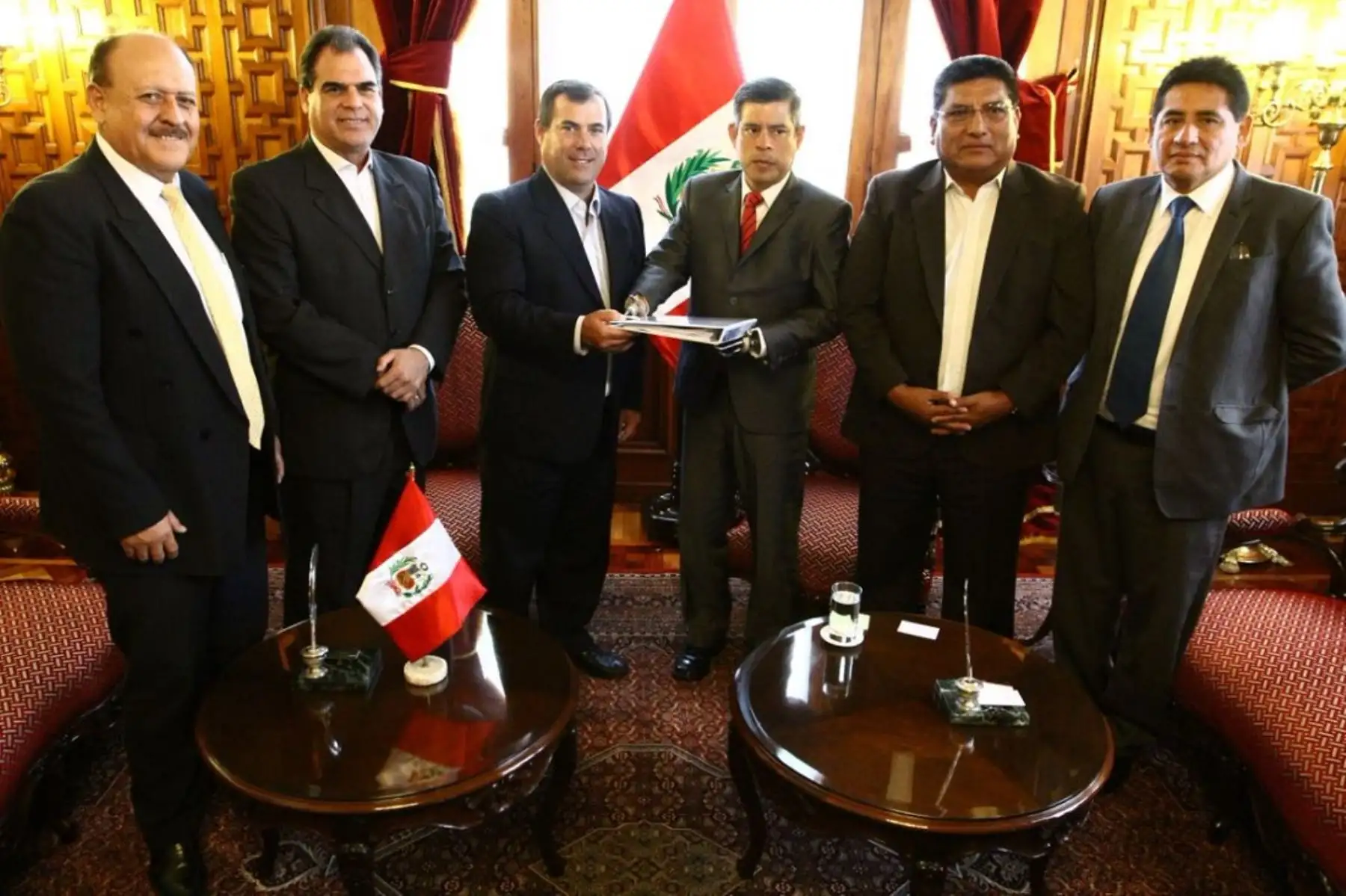 Ministro de Transportes, Bruno Giuffra, entregó hoy informe al presidente del Congreso, Luis Galarreta.