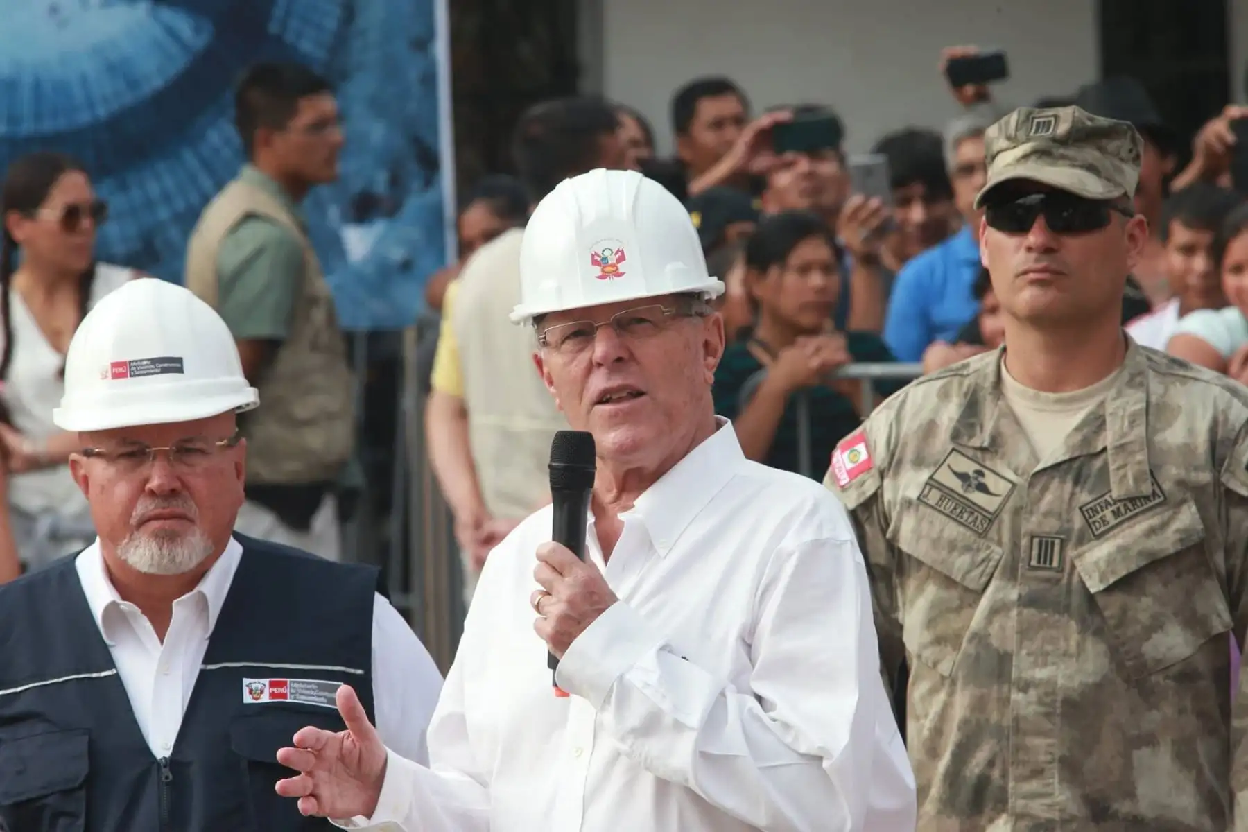 El presidente de la República, Pedro Pablo Kuczynski, inspecciona las obras de ampliación de agua potable y alcantarillado en Bayóvar, San Juan de Lurigancho. Foto: ANDINA/ Norman Córdova