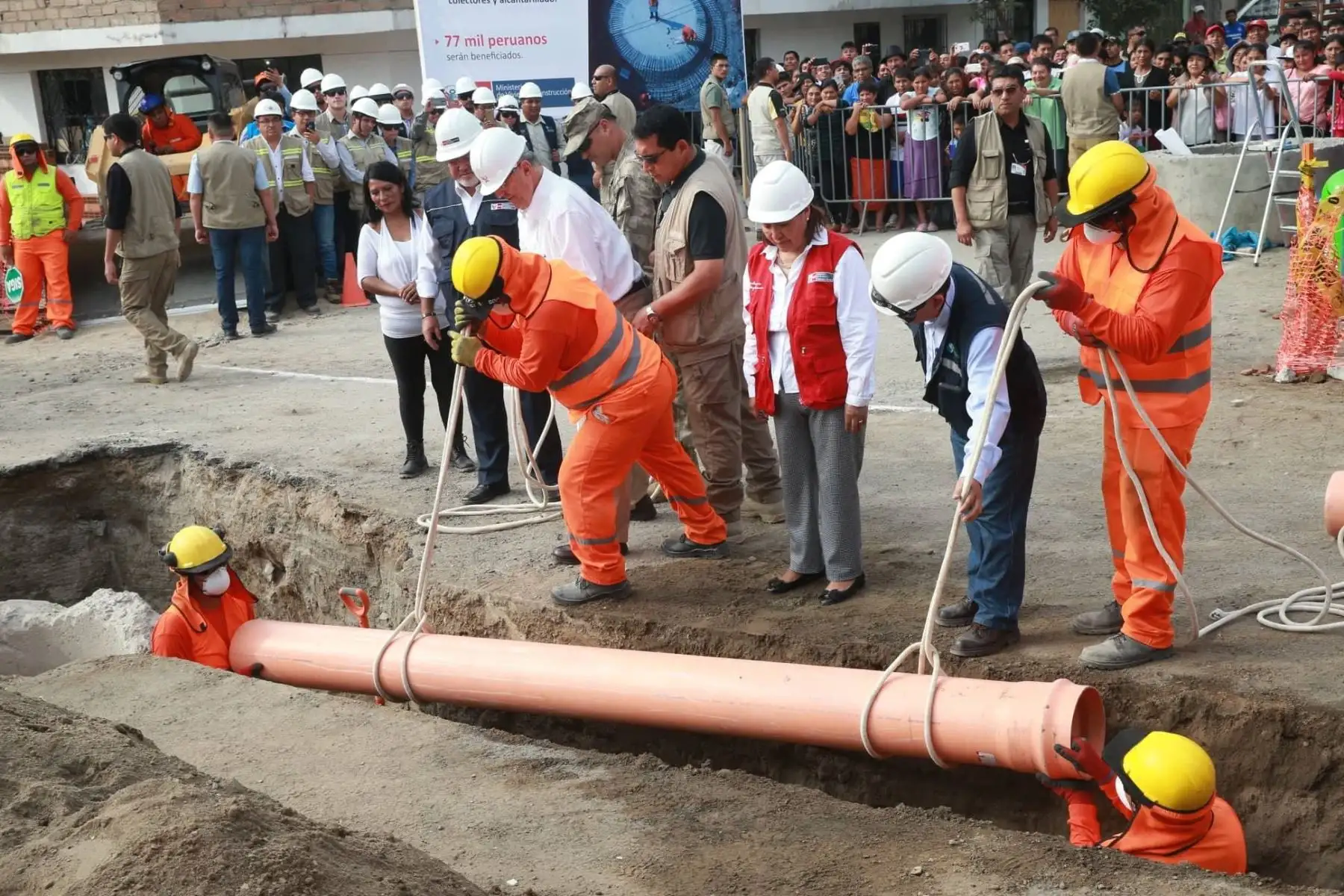 El presidente de la República, Pedro Pablo Kuczynski, inspecciona las obras de ampliación de agua potable y alcantarillado en Bayóvar, San Juan de Lurigancho. Foto: ANDINA/ Norman Córdova