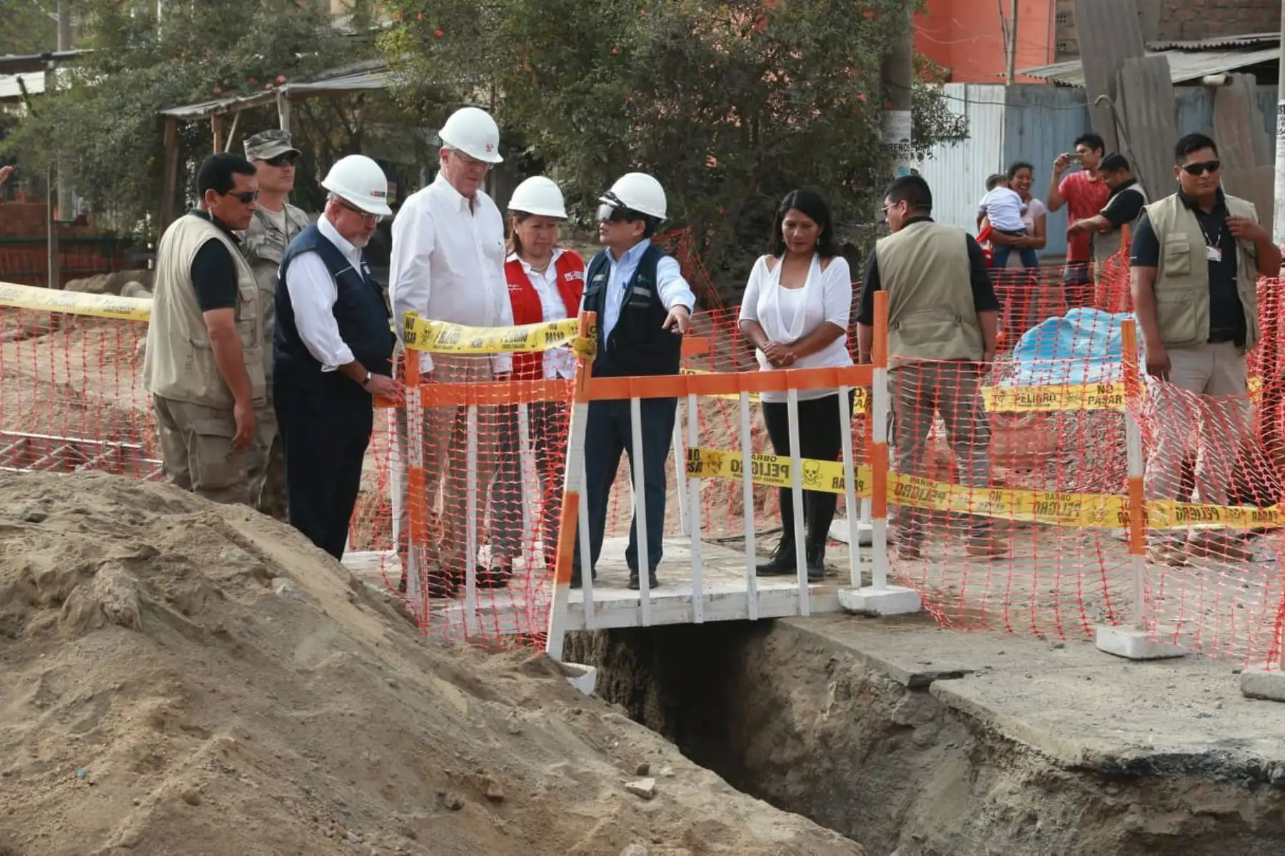 El presidente de la República, Pedro Pablo Kuczynski, inspecciona las obras de ampliación de agua potable y alcantarillado en Bayóvar, San Juan de Lurigancho. Foto: ANDINA/ Norman Córdova
