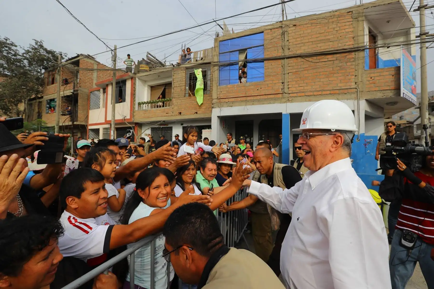 El presidente de la República, Pedro Pablo Kuczynski, inspecciona las obras de ampliación de agua potable y alcantarillado en Bayóvar, San Juan de Lurigancho. Foto: ANDINA/ Prensa Presidencia