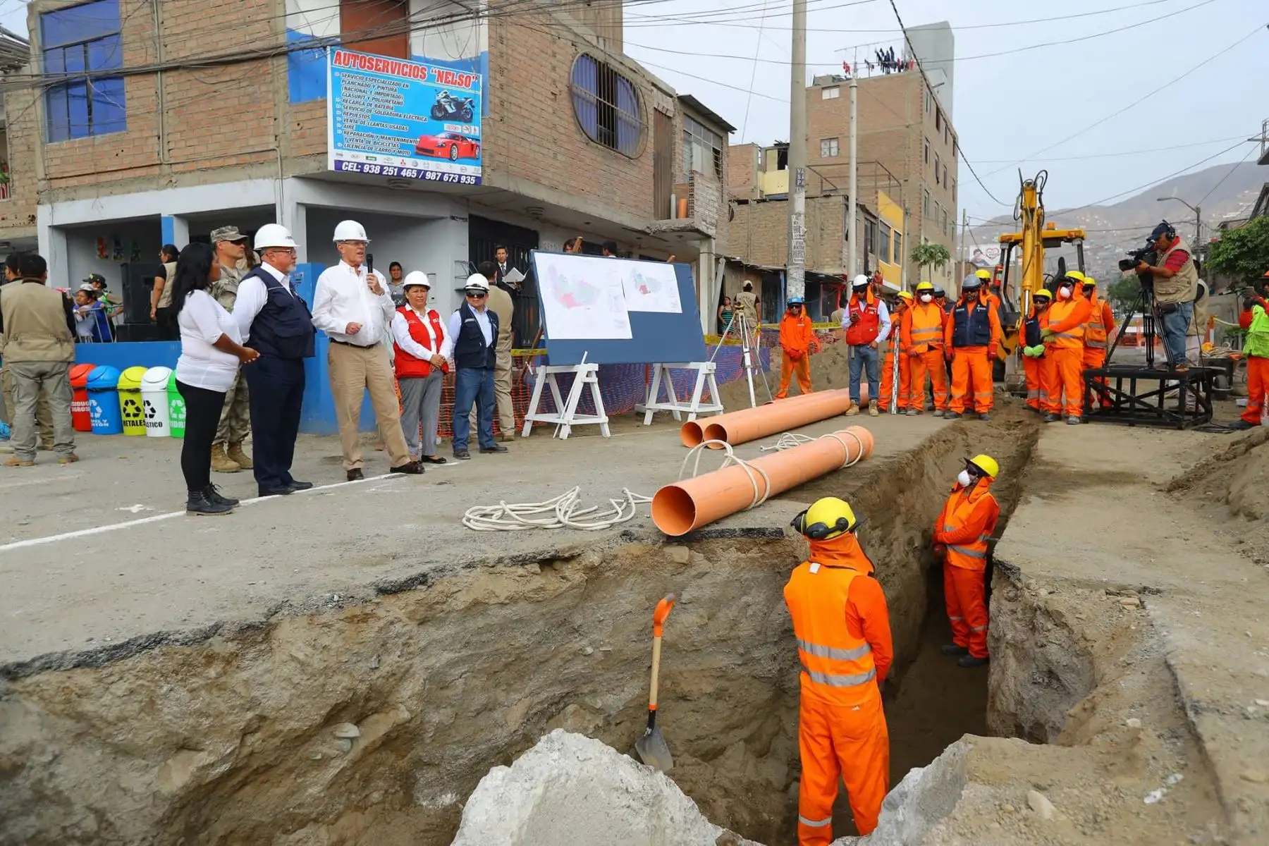 El presidente de la República, Pedro Pablo Kuczynski, inspecciona las obras de ampliación de agua potable y alcantarillado en Bayóvar, San Juan de Lurigancho. Foto: ANDINA/ Prensa Presidencia