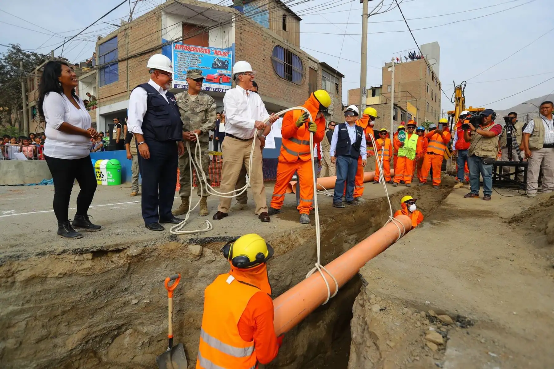 El presidente de la República, Pedro Pablo Kuczynski, inspecciona las obras de ampliación de agua potable y alcantarillado en Bayóvar, San Juan de Lurigancho. Foto: ANDINA/ Prensa Presidencia
