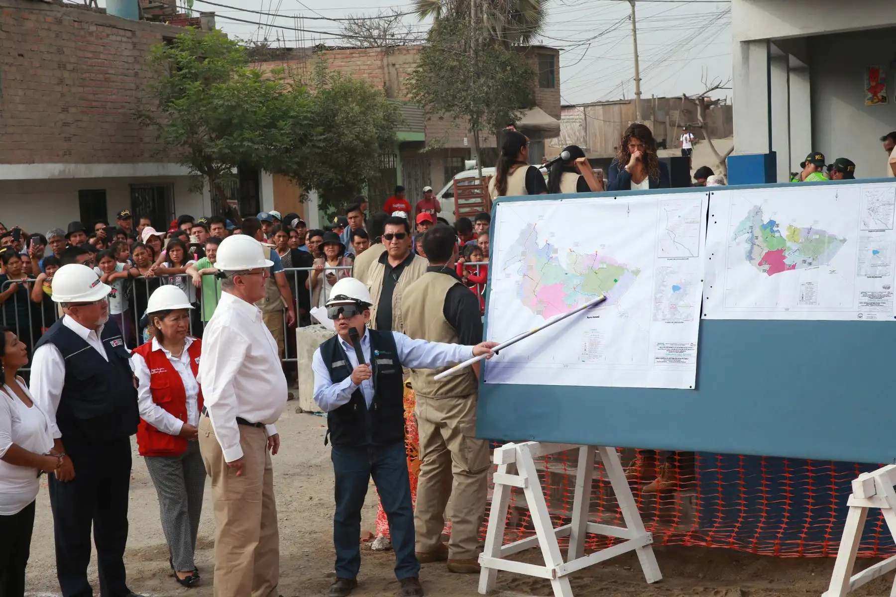 LIMA-PERÚ-FEBRERO-07. El presidente de la República, Pedro Pablo Kuczynski. Inspeccionó ampliación de red de agua potable en San Juan de Lurigancho .Foto: ANDINA/Norman Córdova