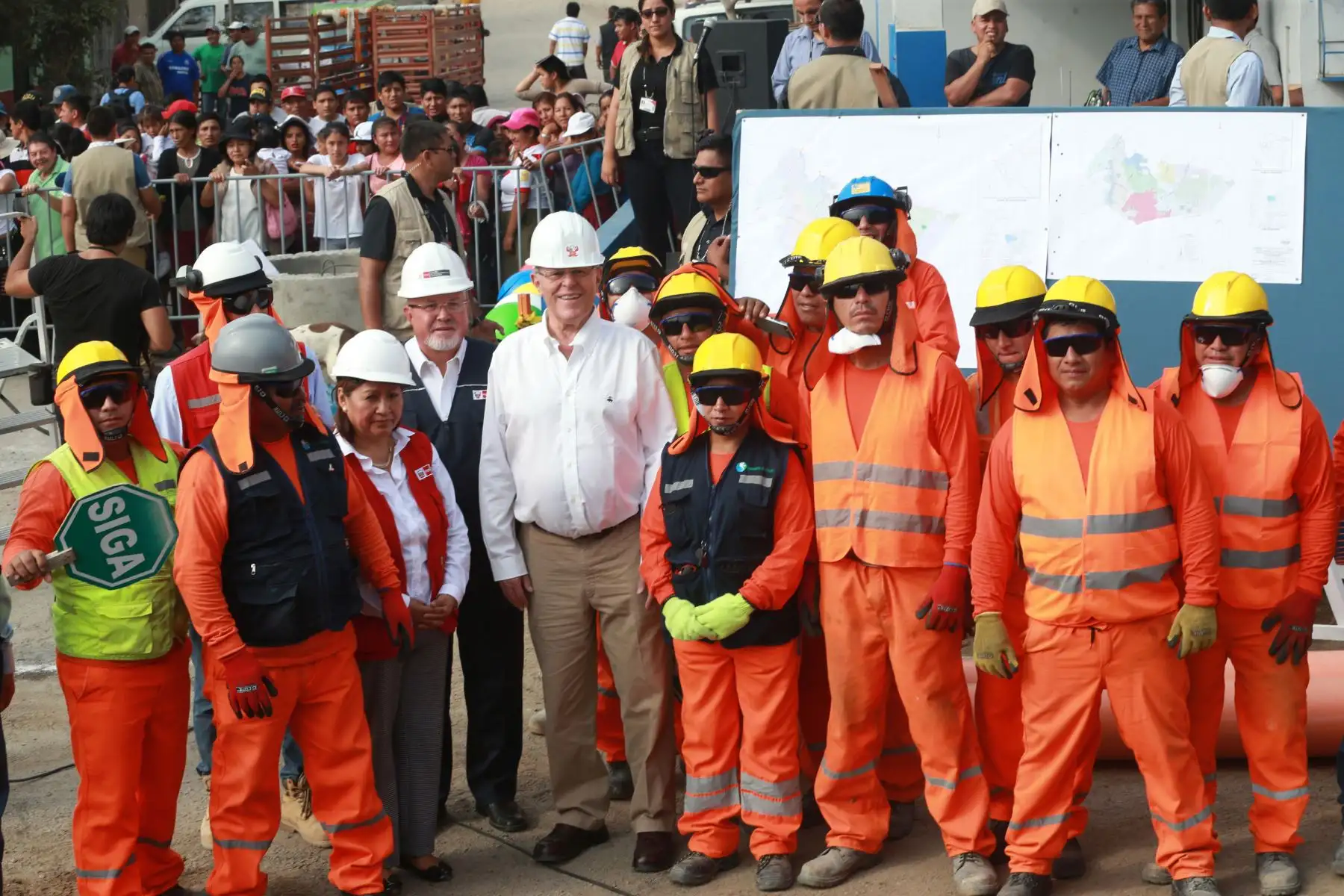 LIMA-PERÚ-FEBRERO-07. El presidente de la República, Pedro Pablo Kuczynski. Inspeccionó ampliación de red de agua potable en San Juan de Lurigancho .Foto: ANDINA/Norman Córdova