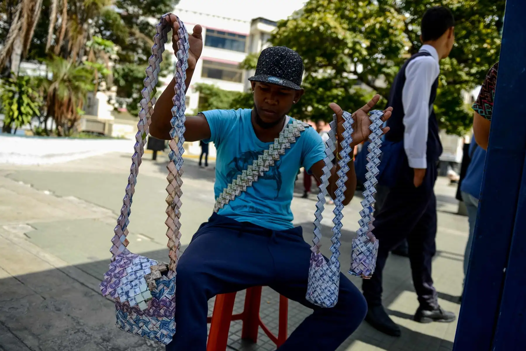 Carteras hechas a base de bolívares. Foto: AFP