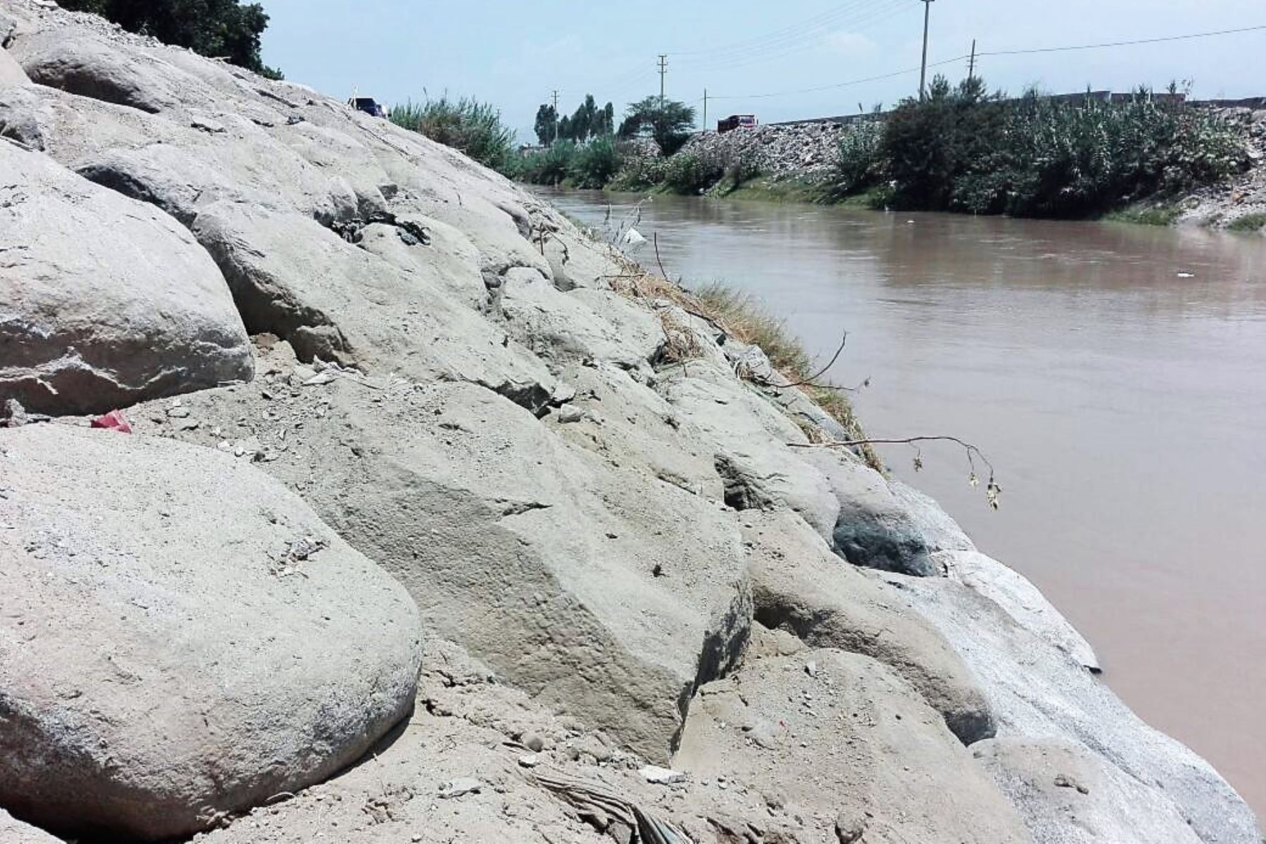 Contraloría identifica riesgos en el muro de contención del río Ica.