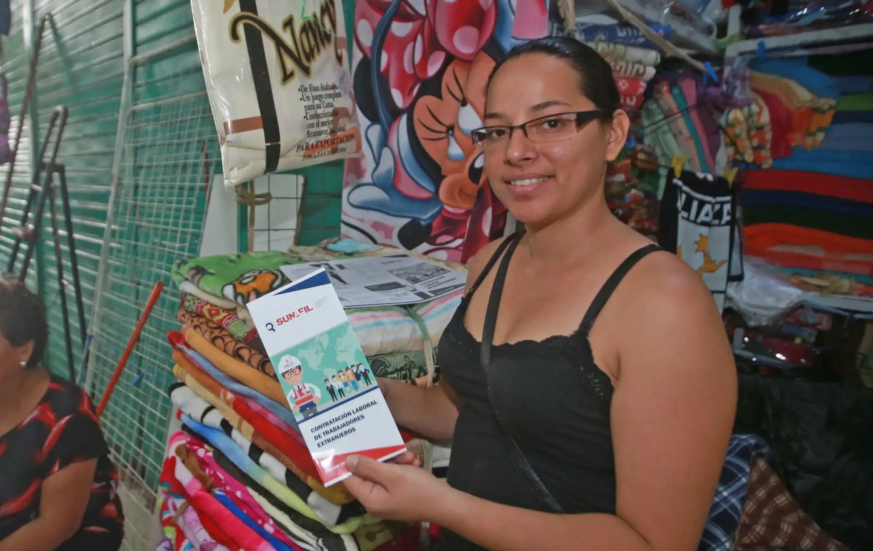 LIMA-PERÚ-FEBRERO-07. Ministerio de Trabajo y SUNAFIL, realizaron operativo de orientación para contratación de trabajadores extranjeros, en Mercado Central Fevacel, de Independencia. Foto:ANDINA/ Jhony Laurente